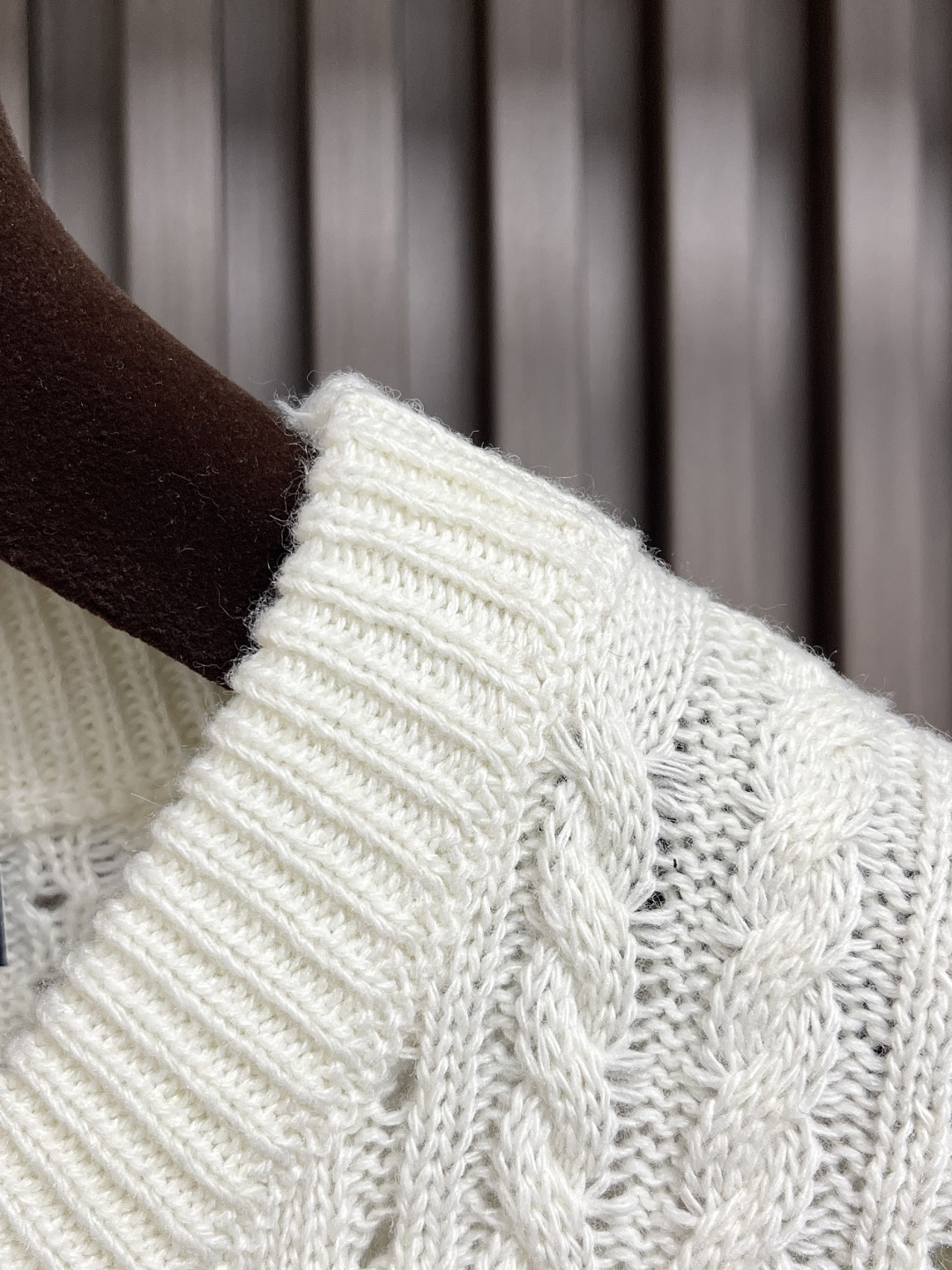 LV Script Knitted Sweaters: Wool-Cotton Blend, Intricate Embroidery, Cruise Theme, LV Compass Embroidery. - 图片 3