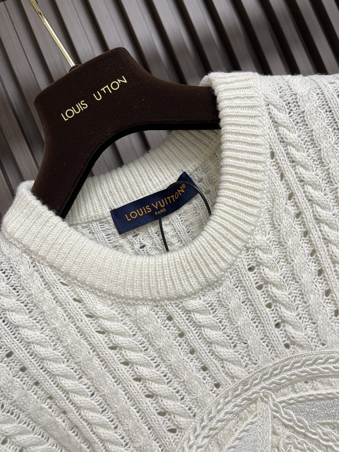 LV Script Knitted Sweaters: Wool-Cotton Blend, Intricate Embroidery, Cruise Theme, LV Compass Embroidery. - 图片 6