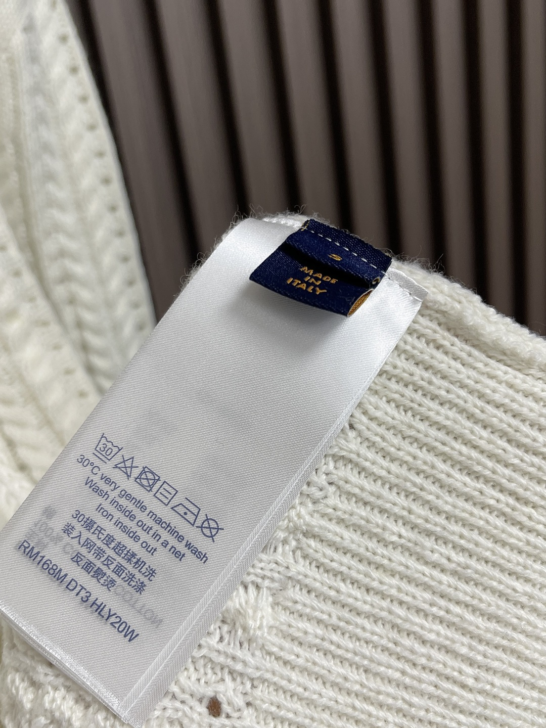 LV Script Knitted Sweaters: Wool-Cotton Blend, Intricate Embroidery, Cruise Theme, LV Compass Embroidery. - 图片 9