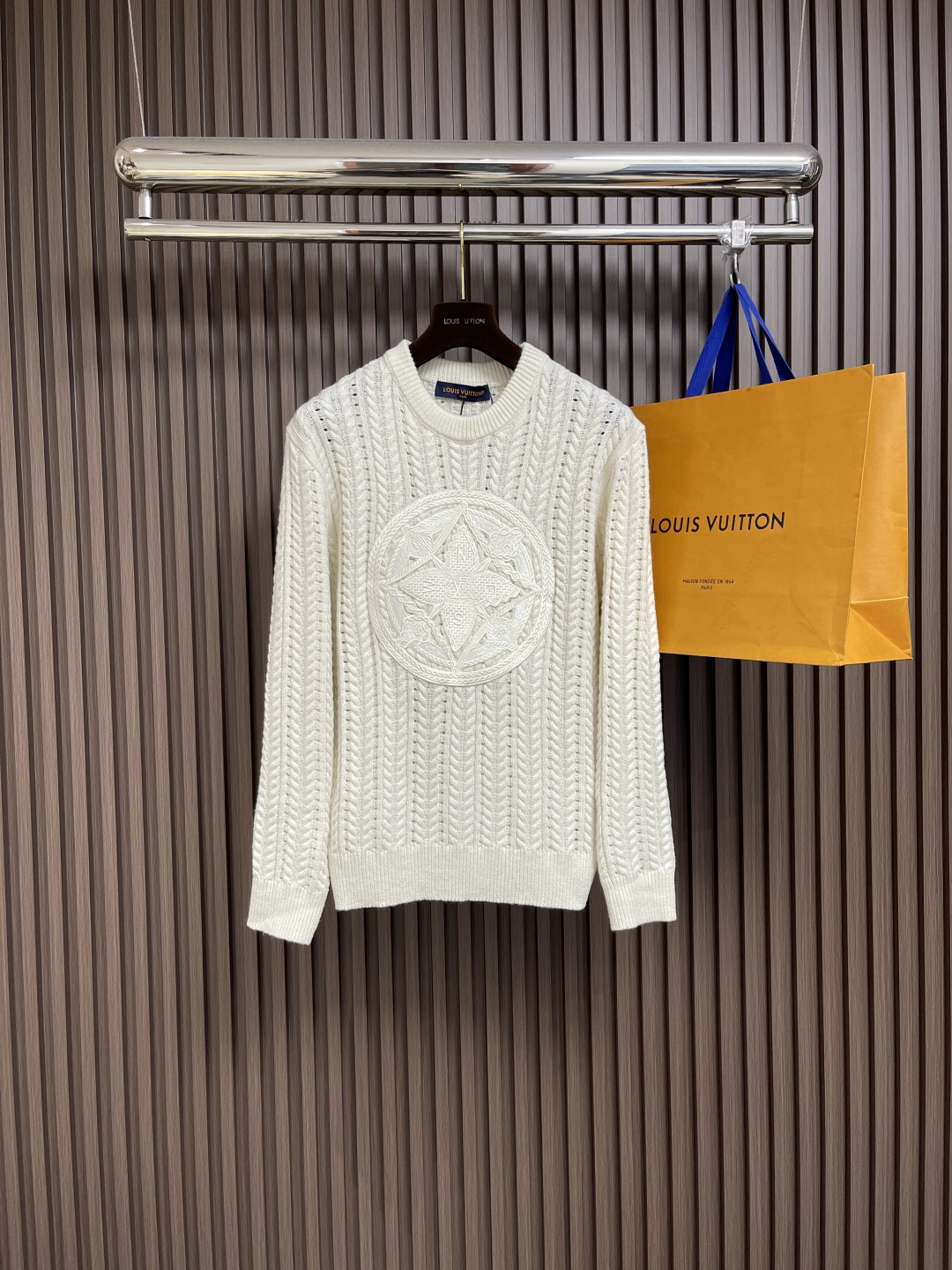 NO:440978,LV crimp knitted logo knitted sweater, the fabric is made of cotton wool blended fabric, the fabric composition is %25 wool wool, 75% cotton. Imported wool knitted 7-needle machine knitted into a crimp pattern, and the chest embroidery logo is embroidered by imported Tajima embroidery machine. The embroidery is embroidered 12 times before the original version is embroidered, and the printing cost is as high as 8,000+. The laundry wash water fixes the clothing style, and removes wool impurities and odors. It increases the feel of softness. This long-sleeved round neck shirt is made of loose cotton wool blended wool knitted, interpreting the series's cruise theme with a light and breathable silhouette. The front LV Compass embroidery patches incorporate LV letters and Monogram flowers to add a more exquisite touch to the casual look. Size S-XL,,louis vuitton, sweaters, alexander wang19860909LV 绞花针织标识针织毛衣,面料采用棉羊毛混纺面料,面料成份带有％25羊仔毛,75％棉.进口毛织正7针机器织成绞花图型,胸前刺绣标识采用进口田岛刺绣机器绣出,打版12次才绣与原版1致,打版费用更是高达8000+. 成衣洗水固定衣服版型,同时去除羊毛杂质与杂味.增加手感柔顺.本款长袖圆领衫取材宽松棉毛混纺绞花针织,以轻盈而透气的廓形诠释系列的航游主题.正面LV Compass 刺绣贴饰融入LV字母和Monogram花卉,为休闲造型再添考究一笔.尺码S-XL,,louis vuitton,sweaters,alexander wang,Men's clothing