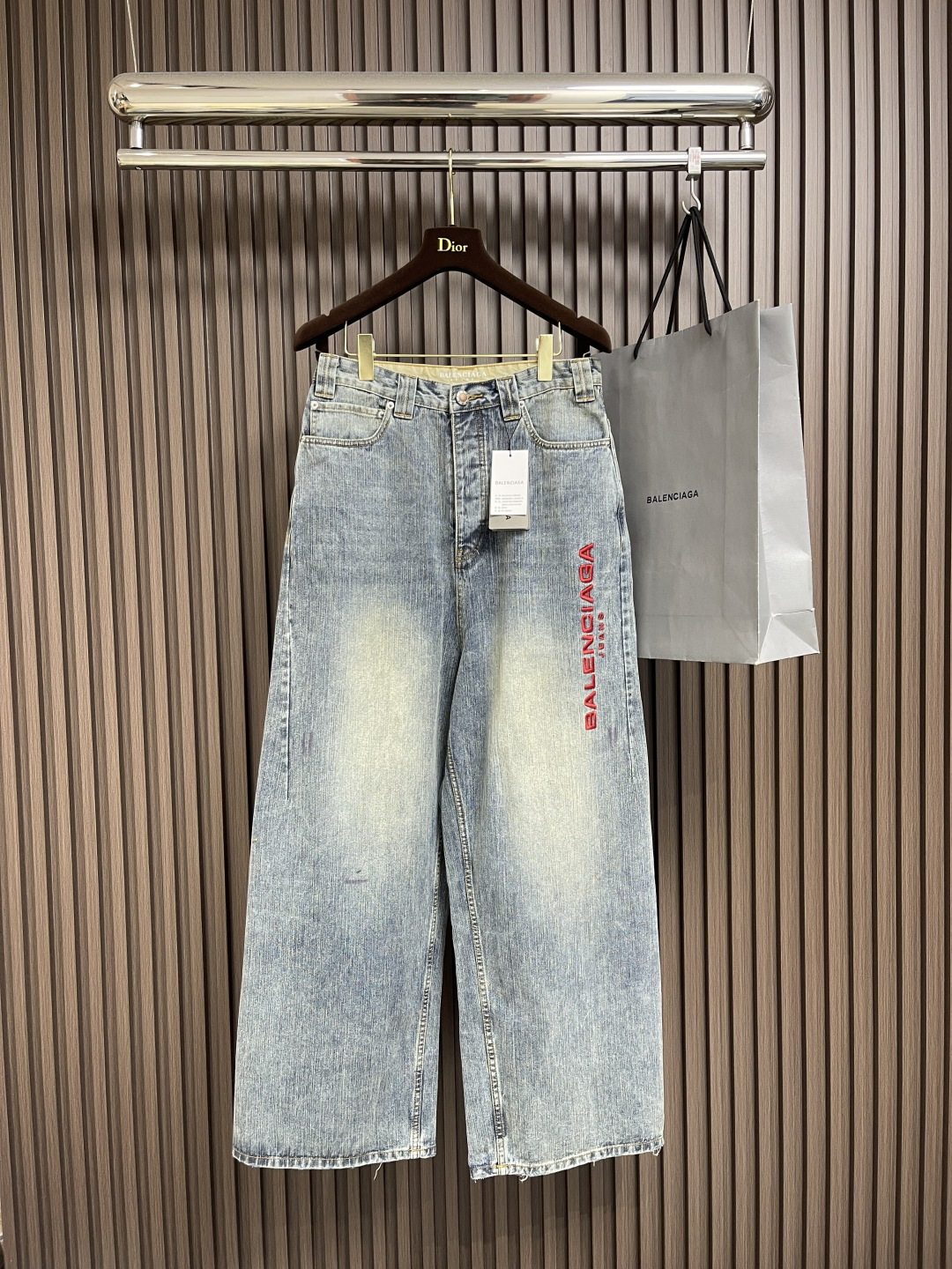 NO:478681,Balenciaga  Red-letter embroidered denim, ring-spinned denim and trouser legs are embroidered with art works, jeans patches on the back, mid-waisted layout, front and back are decorated with wash-water damage details, invisible button plackets, belt-spinned pockets, and full set of auxiliary materials. Ring-spinned denim is a special denim fabric made by ring-spinned spinning technology. Ring-spinned spinning is a relatively traditional spinning method. The yarns are tight structures and high strength, making the denim more textured or unique appearance. Yarns are yarns.  The fibers are arranged tightly, with smooth surface and high strength, giving the denim a delicate and flexible touch while maintaining wear resistance. The yarns of ring spinning are smooth and have good strength, but have low production efficiency and high cost. The denim made of this yarn may be stronger, have a better drape and have a unique texture. Compared with ordinary denim, it is lighter and breathable, and has a unique retro and old effect. The main body adopts a precision needle embroidery process; the embroidery is very fine and dense, with a clear pattern and a sense of lines.  Strong three-dimensional sense. The embroidery thread of linen material combined with encryption processing, the embroidery body has a subtle matte visual texture; the embroidery effect is three-dimensional and full. The flat embroidery thread is uniquely designed, and the embroidery is very fine and dense; the overall stitching is fine and the texture is consistent, adding a sense of layering to the simple design. The imported water slurry material is made of, and the water slurry printing contains strong penetration and color fastness, especially on cotton fabrics. The details of the printing are very well processed, without burrs and cross-border marks. After printing network  The plate is technically processed, and the slurry can pass through the fabric, with strong permeability and clearly visible fabric texture. The classic workwear is reconstructed from a futuristic perspective, combining the thick and slimming of the ring-spinned denim with the technological function. The hips are reserved for looseness, and the trouser legs are slightly conical from the thigh to the ankle, balancing the lazy and neat lines. The back waist is embedded with an elastic triangle insert, which keeps fit during dynamic movement and maintains a loose contour when static. Size XS-L, balenciaga, alexander  wang19860909Balenciaga 红字刺绣牛仔长裤,环锭纱牛仔布、裤管饰以艺术作品刺绣、背面jeans贴饰、中腰版型设计、正面和背面饰以洗水破坏款细节、隐形纽扣门襟、腰带祥搭配口袋、全套辅料配备,环锭纱牛仔布是一种特殊牛仔布料,通过环锭纺纱技术制成的.环锭纺纱是比较传统的纺纱方法,出来的纱线结构紧密,强度高,让牛仔布更有质感或者独特的外观.纱线纤维排列紧密、表面光滑且强度高,赋予牛仔布细腻柔韧的触感,同时保持耐磨性.环锭纺纱的纱线表面光滑,强度好,但生产效率较低,成本较高,这种纱线制成的牛仔布可能更结实,有更好的垂感并且具有独特的纹理.相比普通牛仔布更轻盈透气,且具备独特的复古做旧效果,主体采用精密挨针绣工艺；刺绣非常精细针法绵密,图案清晰且线条感和立体感强.亚麻材质绣线结合加密处理,绣体具有微妙的哑光视觉质感；刺绣效果立体饱满.平绣的挨针走线独特设计,刺绣非常精细针法绵密；整体针脚细密,精细度质感一致,为简约设计增添了层次感.采用进口水浆材质,水浆印花含有渗透力色牢度较强,尤其在全棉面料上效果更好.印花之间细节处理非常到位,无毛边及过界痕迹.经过对印刷网版进行技术处理,浆料能够透过到织物上,渗透性强且面料纹路清晰可见.以未来主义视角重构经典工装,将环锭纱牛仔布的粗粝感与科技功能结合.臀部预留松量,裤腿从大腿至脚踝呈微锥形,平衡慵懒感与利落线条.后腰嵌入弹性三角插片,动态活动时保持贴合,静态时维持宽松轮廓.尺码XS-L,,balenciaga,alexander wang,Men's clothing