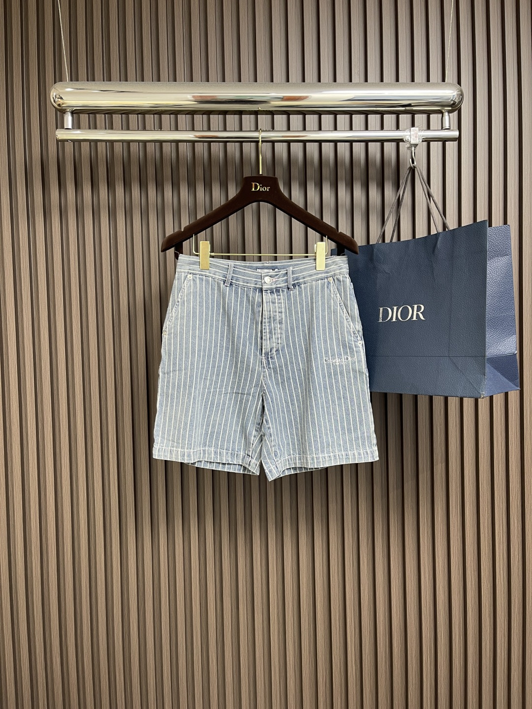 NO:478637,Top Shorts Dior 2025Ss New Cotton Striped Embroidered Short Sleeve Shirt Shorts Set, carefully crafted from blue striped cotton twill fabric, elegant silhouette, and embroidered with Cistian Couture on the front. It can be matched with various T-shirts to create a classic and exquisite look. Size S-XL,,dior,shorts,shirts,T-shirt,tees,t-shirt,alexander wang19860909上衣 短裤 Dior 2025Ss 新款棉质条纹刺绣短袖衬衫短裤套装,采用蓝色条纹棉质斜纹面料精心制作,廓形优雅,正面饰以 Cistian Couture 刺绣.可与各类T恤搭配,打造经典精致造型.尺码S-XL,,dior,shorts,shirts,T-shirt,tees，t-shirt,alexander wang,Men's clothing