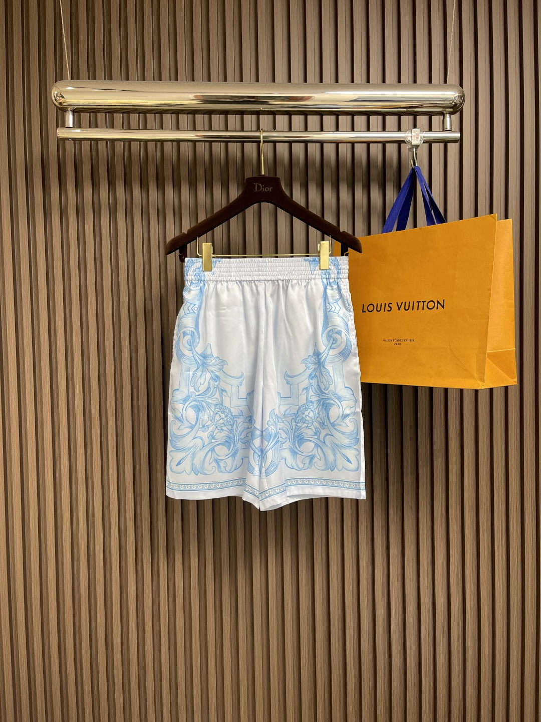 NO:440986,Complete set of versace Versace BAROCCO SEA Tech Silk Shirt Shorts Set, Silk Twill Short Sleeve Shirt, with a flat collar, decorated with Barocco Sea Print made of trumpet and fence pattern, Barocco Sea Print, Short Sleeve, Flat Collar, Front Button Closed. Fabric Tech Silk. Size 46-52, versace, versace, shorts, shirts, T-shirt, real silk, alexander wang19860909整套 versace范思哲 BAROCCO SEA科技真丝衬衫短裤套装,真丝斜纹绸短袖衬衫,配有平驳领,饰有由喇叭花和栅栏图案构成的Barocco Sea印花,Barocco Sea印花,短袖,平驳领,正面纽扣闭合.面料科技真丝.尺码46-52,,versace,versace,shorts,shirts,T-shirt,real silk,alexander wang,Men's clothing