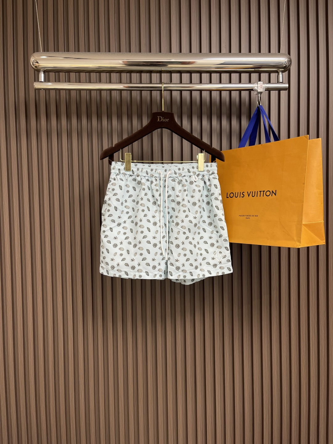 NO:441009,LP shell printed beach pants, microfiber 100.0, elastic belt, with adjustable drawstring, front side pocket, rear pocket with flip cover and Velcro strap, left leg is decorated with rubber logo, rubber drawstring with logo, shell print. Size S-XL S size 42cm waist 78cm hip circumference 114cm M size trousers 43cm waist circumference 82cm hip circumference 118cm L size trousers 44cm waist circumference 86cm hip circumference 122cm XL size trousers 45cm waist circumference 90cm hip circumference 126cm, loro piana, alexander wang19860909LP 贝壳印花沙滩裤,超细纤维100.0,松紧腰带,配有可调节抽绳,前侧口袋,后口袋配有翻盖和魔术贴带,左腿饰有橡胶徽标,带徽标的橡胶拉绳,贝壳印花.尺码S-XL S码裤长42cm 腰围78cm 臀围114cm M码裤长43cm 腰围82cm 臀围118cm L码裤长44cm 腰围86cm 臀围122cm XL码裤长45cm 腰围90cm 臀围126cm,,loro piana,alexander wang,Men's clothing