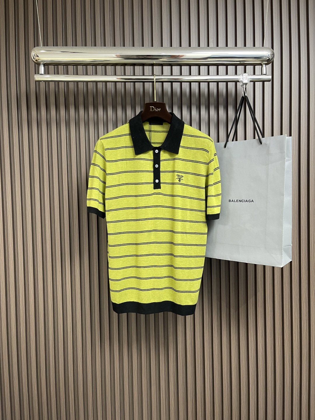 NO:440960,Prada 2025ss new contrasting striped embroidered short-sleeved POLO, light and high-end wool material with strong breathability, create a gentlemanly temperament. Encountering this striped shirt, it seems to step into the elegant secret of Italian style. Classic stripes are intertwined, simple outline style outlined, and exquisite brand logos are low-key on the chest, which is a manifestation of ingenuity. When walking on the streets in a casual afternoon or a short relaxation between business, it can make you have the right amount of fashion, allowing you to focus in the crowd and easily interpret the multi-faceted charm of modern gentlemen. Size S-XXL, prada, T-shirt, alexander wang19860909Prada 2025ss新款撞色条纹刺绣短袖POLO,透气性极强的轻薄高端羊毛材质,打造品味绅士气质,邂逅这款条纹衫,仿若踏入意式风尚的优雅秘境.经典条纹交织,简约间勾勒格调轮廓,精致品牌徽标低调缀于胸前,是匠心独运的彰显.于休闲午后漫步街头,或是商务间隙的短暂放松,它都能以恰到好处的时髦,让你在人群中自成焦点,轻松诠释现代绅士的多面魅力.尺码S-XXL,,prada,T-shirt,alexander wang,Men's clothing