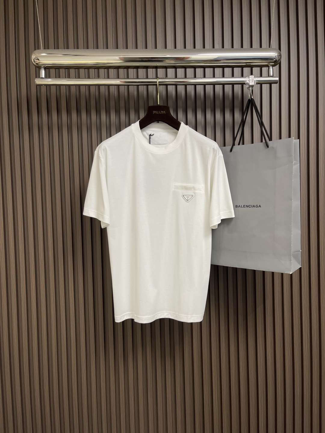 NO:437459,PRADA triangle-shaped pocket short-sleeved T-shirt, exclusively customized with original board 260g 32 double yarn pure cotton fabric texture is very soft and comfortable, different from the top fabrics in the market (not shrinkage, not deformed, not pilled) paired with 320g 1x1 thread (the fabric threads are the same as the cylinder, and there is no color difference, not easy to deform) original version original custom auxiliary materials Size S-XXL,,prada,T-shirt,tees,t-shirt,alexander wang19860909PRADA 三角标口袋短袖T恤,采用原板独家定制260克32支双纱纯棉面料质感非常柔软舒服区别市场的顶级面料（不缩水 不变形 不起球）搭配320克1x1螺纹（面料螺纹同缸定染无色差 不易变形）原版版型 原版定制辅料 尺码S-XXL,,prada,T-shirt,tees，t-shirt,alexander wang,Men's clothing