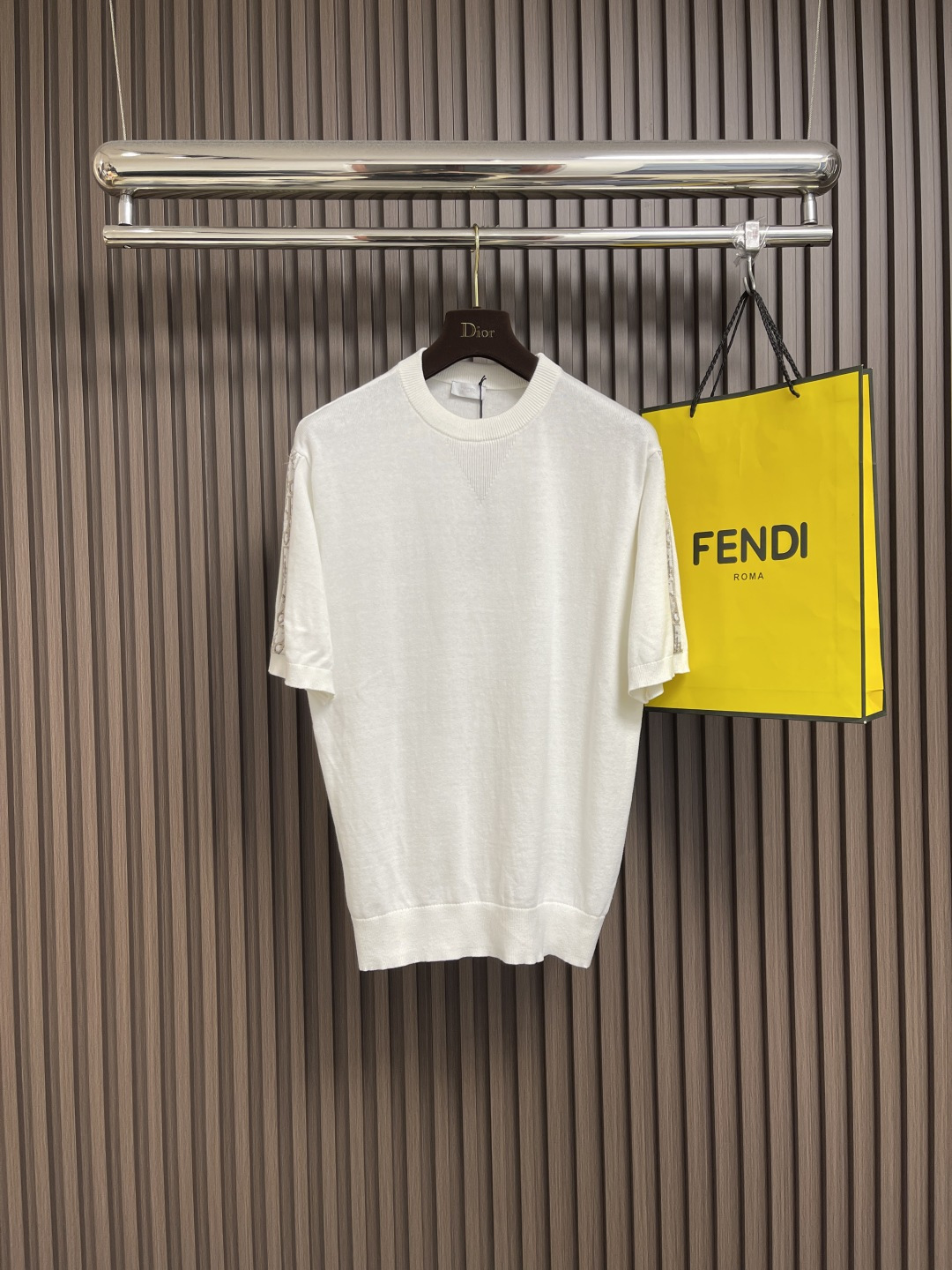 NO:478593,Dior 2025ss new letter webbing jacquard knit round neck short-sleeved T-shirt, same style for men and women, this white knitted half-sleeved half-sleeved is made of high-quality wool blend fabric, with classic Oblique pattern on the sleeves, which reveals a sense of luxury in simplicity. Whether paired with casual or formal outfit, it is the perfect choice for taste. Size S-XXL,,dior,T-shirt,tees,t-shirt,alexander wang19860909Dior 2025ss新款字母织带提花针织圆领短袖T恤,男女同款,这款白色针织半袖采用优质羊毛混纺面料,袖部饰有经典Oblique图案,简约中透露奢华感.无论搭配休闲或正式穿搭,都是彰显品味的完美选择.尺码S-XXL,,dior,T-shirt,tees，t-shirt,alexander wang,Men's clothing