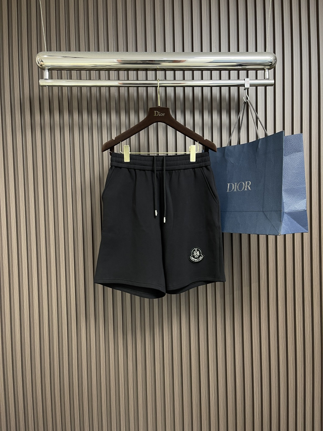 NO:441016,Moncler 2025ss summer new casual shorts, recommended for men and women!  High-end custom large wool coil pure cotton 380g fabric.  Breathable, elastic and comfortable, impeccable details, top-level auxiliary materials, original logo design concept for the front legs, delicate and soft feel!  Excellent upper body style. Size M-3XL, shorts, alexander wang19860909Moncler 2025ss夏季新款休闲短裤,男女同款推荐！高级定制大毛线圈纯棉380g面料．透气弹力舒适度极高,细节无可挑剔,顶级辅料配备,腿前原版logo设计理念,手感细腻柔软！上身版型超赞.尺码M-3XL,,shorts,alexander wang,Men's clothing