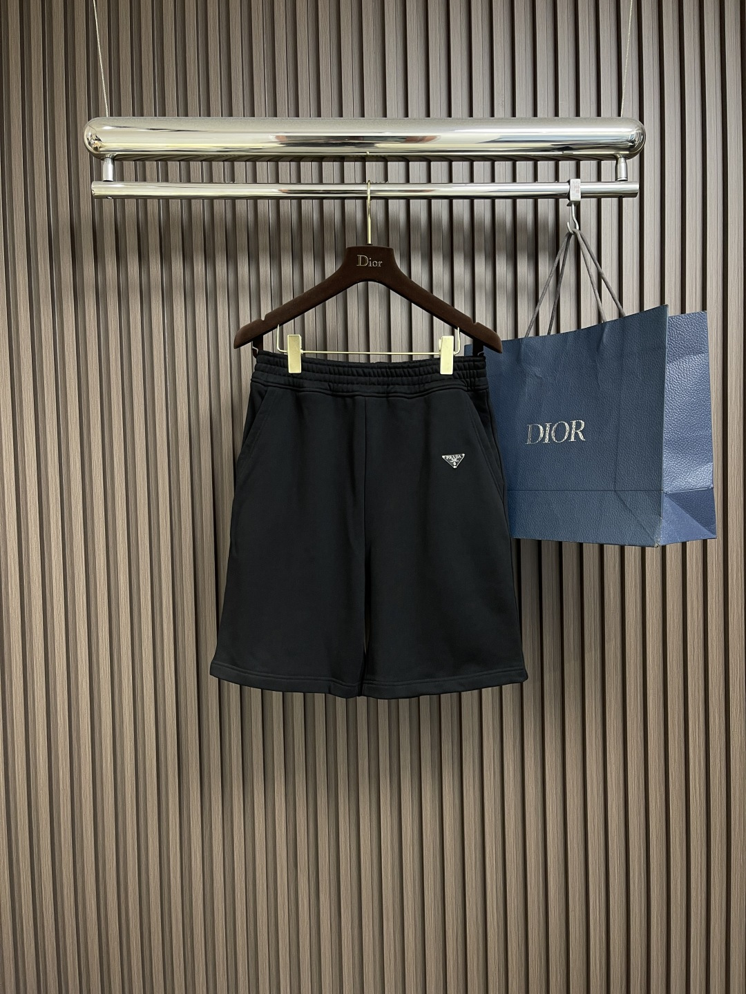 NO:456975,PRADA 2025SS new classic metal triangle shorts, this black cotton shorts, the simple style incorporates the brand's iconic triangle logo, highlighting the recognition of Prada. The waist design is suitable for a variety of figures, comfortable and comfortable. The back pocket adds practical details, and can be easily controlled for daily casual or sports scenes. With neat tailoring and textured fabrics, it interprets the low-key and stylish fashion language of Prada. Size M-3XL, prada, shorts, alexander wang19860909PRADA 2025SS新款经典金属三角标短裤,本款黑色棉质短裤,简约版型融入品牌标志性三角徽标,彰显Prada辨识度.腰部设计适配多元身形,舒适自在.后侧口袋增添实用细节,日常休闲或运动场景皆可轻松驾驭,以利落剪裁与质感面料,诠释Prada低调而不失格调的时尚语言.尺码M-3XL,,prada,shorts,alexander wang,Men's clothing