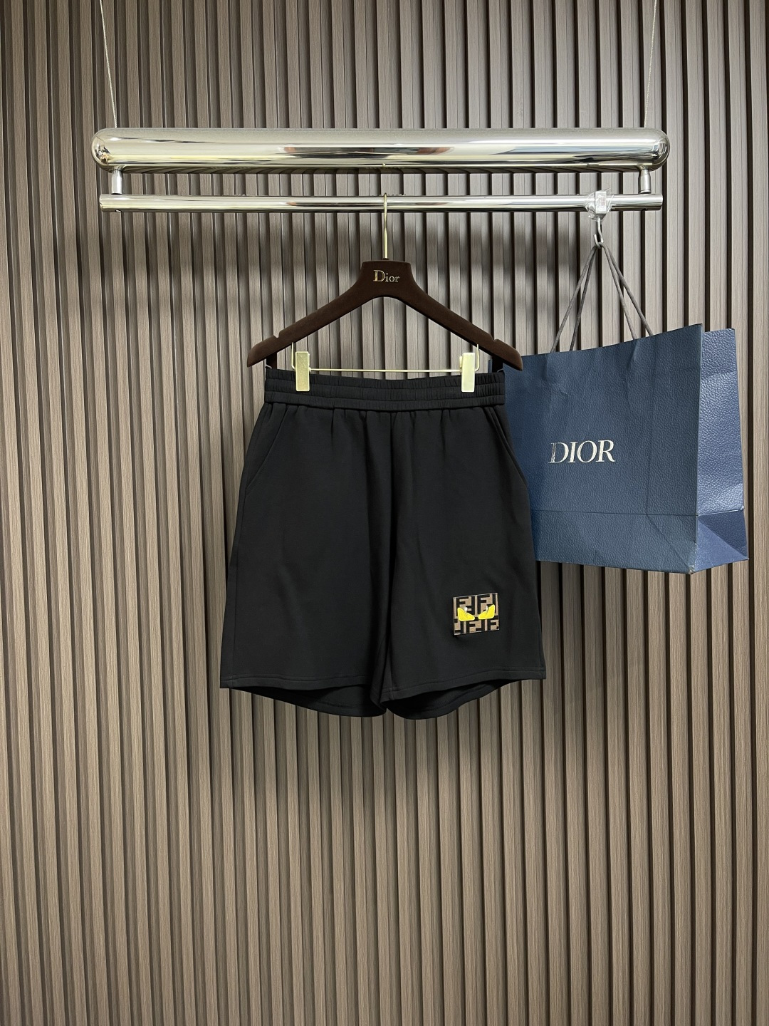 NO:441037,FENDI Little Monster Logo Bermuda Shorts. This shorts are made of customer-supplied fabrics. They weigh 380 grams and are decorated with the eyes of the little monster, and the details are full!  Sports fashion!  Size M-3XL, fendi, shorts, alexander wang19860909FENDI 小怪兽标识百慕大短裤,本款短裤选用客供面料打造,380克重,以小怪兽眼睛点缀,细节拉满！运动时尚！尺码M-3XL,,fendi,shorts,alexander wang,Men's clothing