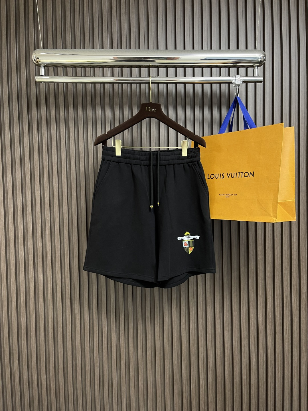 NO:478601,Fendi 2025ss Summer New Shield Logo Sports Shorts!  All-match elastic waist casual pinch pants!  Elastic waist, insert bags on both sides. The fabric is made of customer-supplied fixed woven high-strength pure cotton material. The upper body is breathable, soft and skin-friendly, with delicate touch. The waist is knitted elastic waist and drawstring. You don’t have to worry about the discomfort of being too loose or too tight on the upper body. Whether at home, going out or traveling, it is your best choice for summer. Size M-3XL, fendi, shorts, alexander wang19860909Fendi 2025ss夏季新款盾牌标识运动短裤！百搭松紧腰休闲五分裤！松紧腰 两侧插袋 面料采用客供定织高支纯棉料,上身透气,柔软亲肤,手感细腻、 腰部针织松紧腰加抽绳,上身不用担心过松过紧的不舒适感, 无论居家,外出,旅游,都是您夏日的最佳选择.尺码M-3XL,,fendi,shorts,alexander wang,Men's clothing