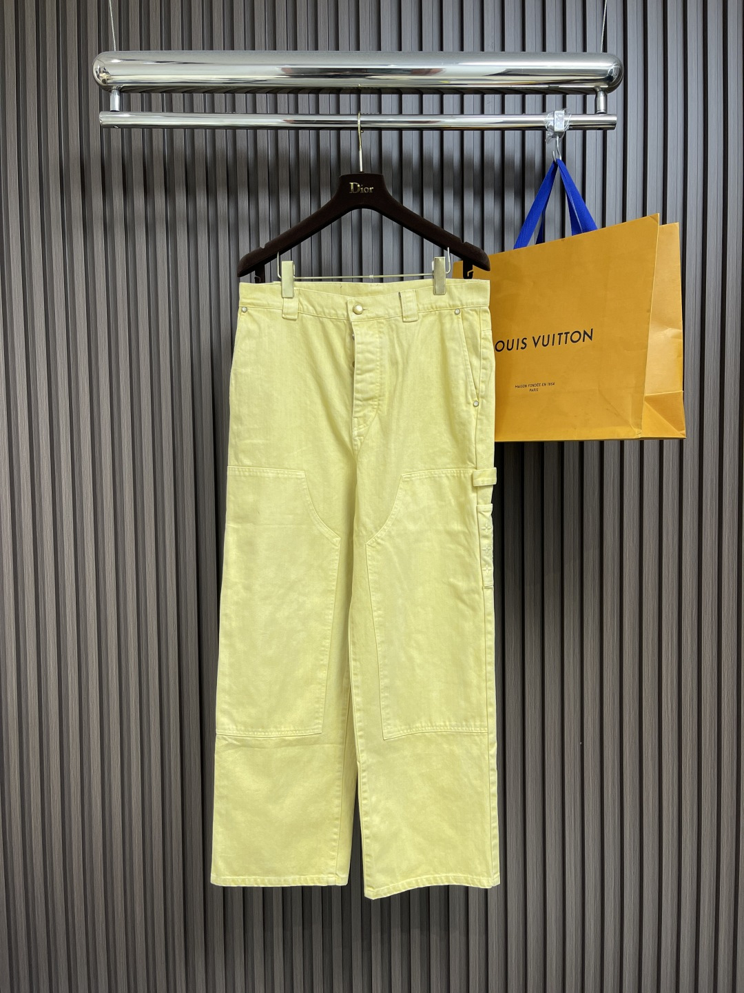 NO:478631,Jacket Trousers LV 2025ss new Type II denim jacket jeans suit, with classic pleated temple on the front, creating a retro washing effect with ready-to-wear dyeing technology. Chest bag embroidery Monogram pattern, pearlescent buttons and rivets inject an elegant atmosphere, and can create a summer look with the same trousers. Size S-XL trousers 29-30-31-32 Counter size is too large, louis vuitton, jeans, jackets & coats, alexander wang19860909外套 长裤 LV 2025ss新款 Type II 牛仔外套牛仔裤套装,正面呈现经典褶祠,以成衣染色工艺营造复古水洗效果.胸袋刺绣 Monogram 图案,珠光纽扣和铆钉注入雅致气息,可与同款裤装共筑夏日造型.尺码S-XL 裤子29-30-31-32 专柜码数 偏大,,louis vuitton,jeans,jackets & coats,alexander wang,Men's clothing