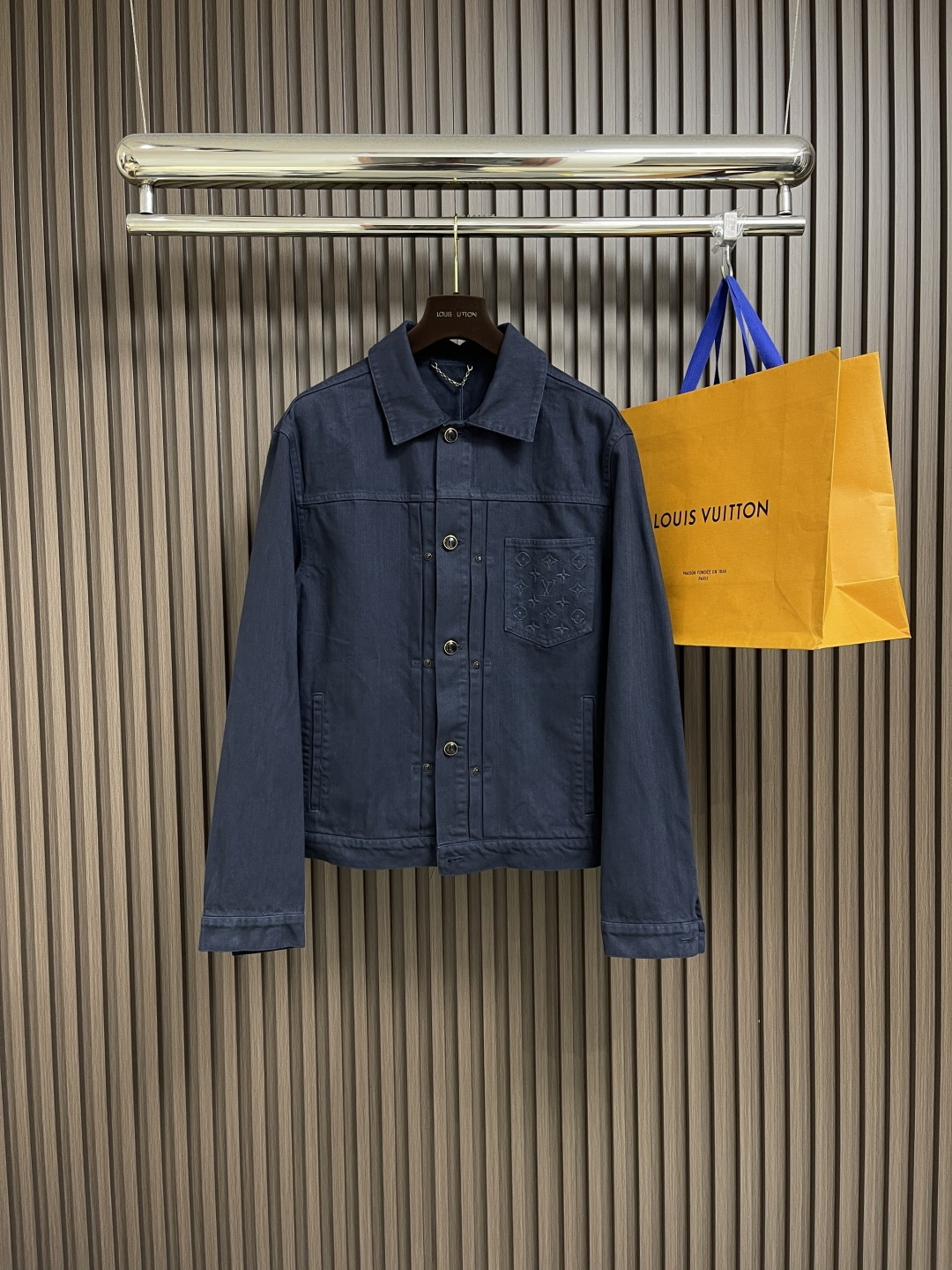 NO:441051,Jacket Trousers LV 2025ss new Type II denim jacket jeans suit, with classic pleated temple on the front, creating a retro washing effect with ready-to-wear dyeing technology. Chest bag embroidery Monogram pattern, pearlescent buttons and rivets inject an elegant atmosphere, and can create a summer look with the same trousers. Size S-XL trousers 29-30-31-32 Counter size is too large, louis vuitton, jeans, jackets & coats, alexander wang19860909外套 长裤 LV 2025ss新款 Type II 牛仔外套牛仔裤套装,正面呈现经典褶祠,以成衣染色工艺营造复古水洗效果.胸袋刺绣 Monogram 图案,珠光纽扣和铆钉注入雅致气息,可与同款裤装共筑夏日造型.尺码S-XL 裤子29-30-31-32 专柜码数 偏大,,louis vuitton,jeans,jackets & coats,alexander wang,Men's clothing