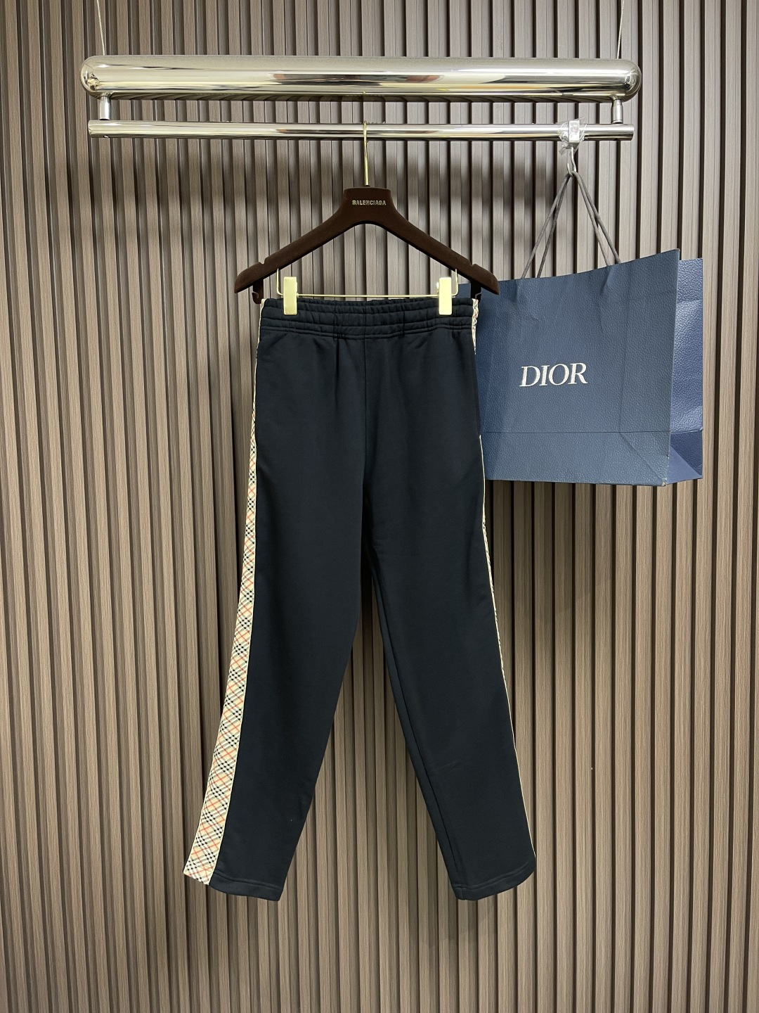 NO:478644,Burberry 2025FW early autumn new knitted terry trousers, casual and simple design style, elastic elastic waist circumference, classic brand plaid embellishment on the side, drawstring back patch pocket in the same color inside, classic war horse label embellishment back pocket size S-XL, burberry, alexander wang19860909Burberry 2025FW早秋新款针织毛圈长裤,休闲简单设计款式,弹力松紧带腰围 侧边经典品牌格纹点缀,内里同色系抽绳后贴布口袋,经典战马标签点缀后袋尺码S-XL,,burberry,alexander wang,Men's clothing