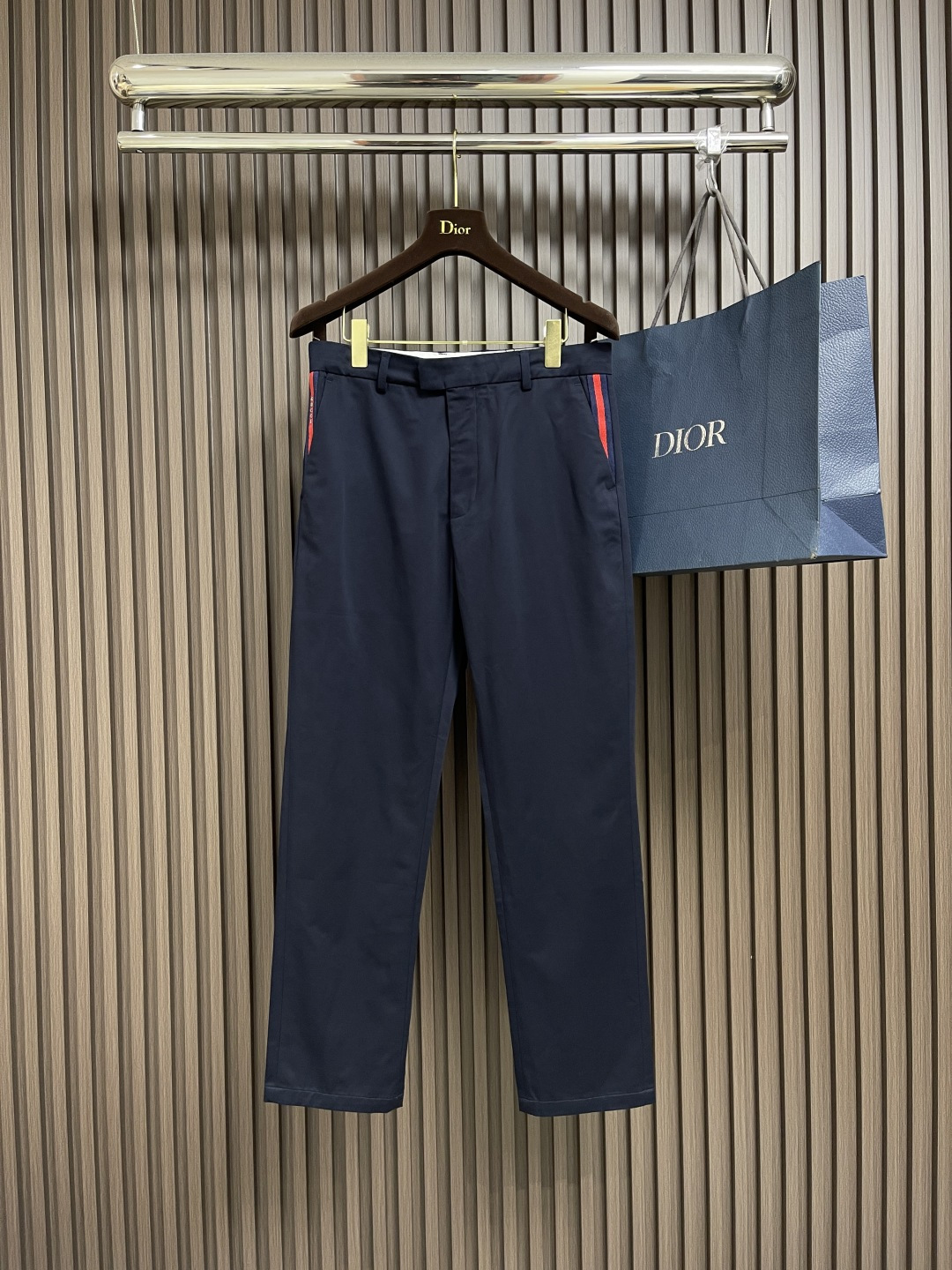 NO:441047,GUCCI 2025ss new style of webbing cotton gadden trousers, Gucci classic brand elements continue to be renovated in the new season. This standard-style trousers are made of cotton gadden craftsmanship. The side oblique pockets are paired with Gucc webbing and GUCC metal exclusive logo inlay, which doubles the charm of this trousers and creates a new product for the new season's outfit. It is highly recommended!  Size 46-56, gucci,alexander wang19860909GUCCI 2025ss新款饰织带棉布华达呢长裤,Gucci经典品牌元素在新季继续焕新演绎.这款标准版型的长裤以棉质华达呢匠心打造.侧面斜插口袋搭配Gucc织带及GUCC 金属独家标志镶饰,令这款长裤魅力倍增,打造新季穿搭醒目新品,强烈推荐！尺码46-56,,gucci,alexander wang,Men's clothing