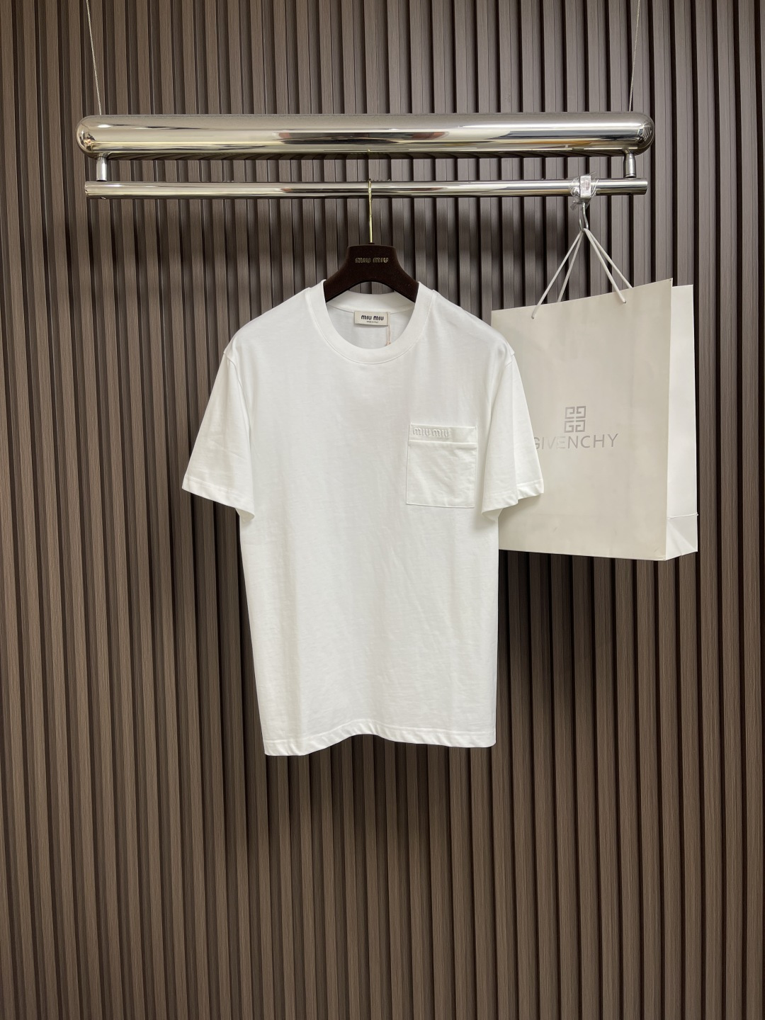 NO:478622,Miumiu 2025FW spring and summer new round neck short-sleeved T-shirt, three-dimensional logo embroidery design, conventional half-sleeved pure cotton base T-shirt, cotton, feel glutinous and skin-skinned, soft and tough. Processing, toughness and wrinkle resistance have been greatly improved. The micro-contour cut is very well-defined. The recognition is extremely high. The three standards are complete, and the essential items for single-wearing base. Size M-3XL M-size 68cm long, bust 100cm 48cm shoulder width L-size 70cm bust 104cm shoulder width 49cm XL-size 72cm bust 108cm shoulder width 50cm XXL-size 74cm bust 112cm shoulder width 51cm XXXL-size 76cm bust 116cm  Shoulder width 52cm, miumiu, T-shirt,tees, t-shirt,alexander wang19860909miumiu 2025FW春夏新品圆领短袖T恤,立体感logo刺绣设计,常规半袖纯棉打底T恤,棉,手感面糯有骨感,柔而有韧性.工艺处理,韧性和抗皱性能得到大幅度提高.微廓形剪裁很到位.辨识度极高.三标齐全,单穿打底必备单品.尺码M-3XL M码衣长68cm 胸围100cm 肩宽48cm L码衣长70cm 胸围104cm 肩宽49cm XL码衣长72cm 胸围108cm 肩宽50cm XXL码衣长74cm 胸围112cm 肩宽51cm XXXL码衣长76cm 胸围116cm 肩宽52cm,,miumiu,T-shirt,tees，t-shirt,alexander wang,Men's clothing