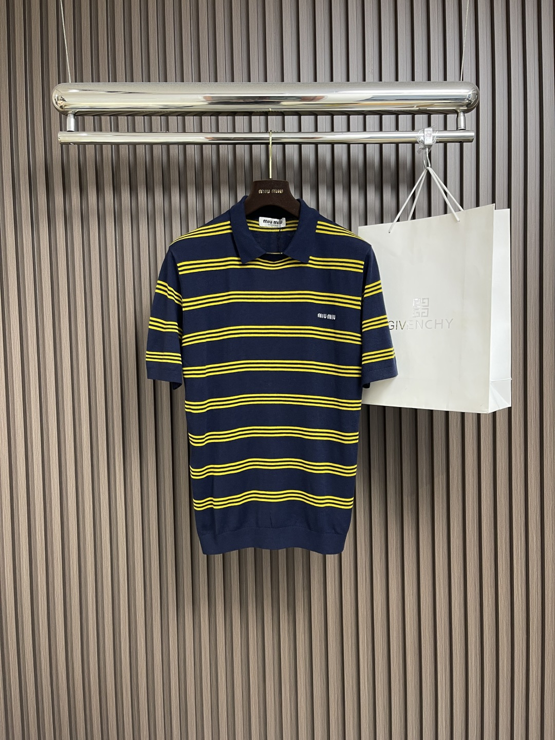 NO:478642,MIUMIU woolen striped POLO shirt is woven with a density of 32 stitches per inch. Each letter is composed of 5 different twist yarns to form a micro-relief texture. The shoulder is stitched with Italian PFAFF 494 lock stitch, and the thickness of the stitch is controlled within 1.2mm to ensure the cross-sheet continuity of the jacquard pattern. It is blended with 30% cashmere blended moment with combed wool cotton (60) and antistatic polyamide (10) to ensure the strength of the 201Nm yarn through single yarn spinning technology. After braiding at 5.2 Gauge on a multi-system horizontal machine, it is softly organized by airflow to make the cashmere fiber scales arranged in a directional manner to enhance the skin-friendly touch. The overall line is straight and delicate, the fabric is comfortable and soft, and the color is consistent and there is no color difference.  It can be matched with the same style to create a fashionable look, control various occasions, customize auxiliary materials, complete three standards, the same style for men and women!  Size S-XXL, miumiu,alexander wang19860909MIUMIU 毛织条纹POLO衫,使用日本岛精MFG-3D全成型机,以每英寸32针的密度织造,每个字母由5种不同捻度的纱线构成,形成微浮雕质感. 肩部采用意大利PFAFF 494锁式线迹缝合,缝骨厚度控制在1.2mm以内,确保提花图案的跨片连续性.采用30％羊绒混纺矩与精梳长绒棉（60)、抗静电聚酰胺（10）混纺,通过单纱纺纱技术确保201Nm纱线的强韧度.在多系统横机上以5.2Gauge编织后,经气流柔软整理,使羊绒纤维鳞片定向排列,提升亲肤触感. 整体走线平直细腻,面料舒适柔软,颜色一致无色差 能与同款搭配营造时尚造型,驾驭各种场合,定制辅料,三标齐全,男女同款！尺码S-XXL,,miumiu,alexander wang,Men's clothing