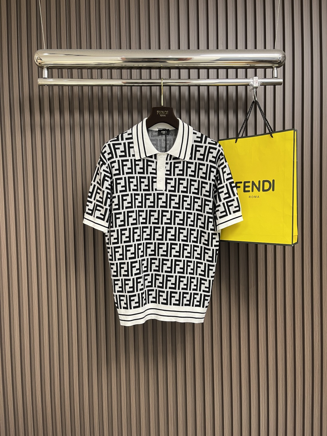 NO:437437,FENDI 2025SS spring and summer new double FF presbyterian letter short-sleeved knitted polo shirt, this short-sleeved polo shirt adopts classic collar and button closure design. FF wool material, full-frame inlay effect. Ribbed edge decoration. Size S-XXL, fendi, T-shirt, alexander wang19860909FENDI 2025SS春夏新款双FF老花字母短袖针织polo衫,本款短袖Polo衫,采用经典衣领和纽扣开合设计.FF羊毛材质,呈全幅镶饰效果.罗纹衣边装饰.尺码S-XXL,,fendi,T-shirt,alexander wang,Men's clothing