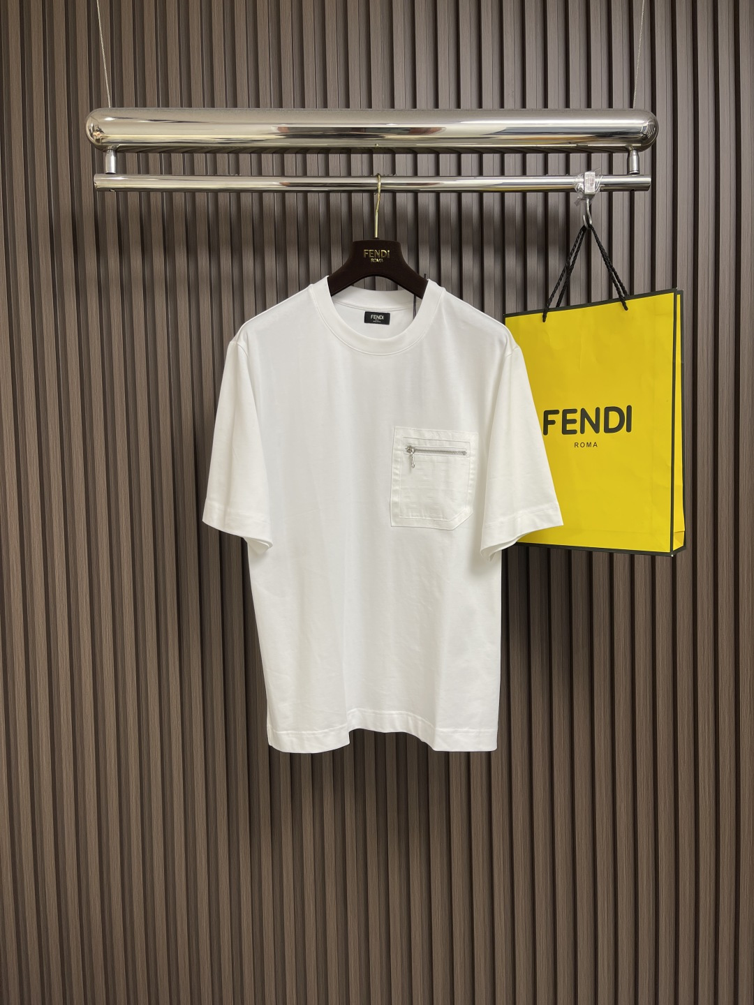 NO:478585,Fendi 2025 new jacquard zipper pocket round neck short-sleeved T-shirt, a low-key and luxurious fashion choice, with simple outline hidden ingenuity. The iconic FF pattern is decorated on the personalized pocket, and the zipper details add a cool feeling and highlight the brand style in the details. The classic colors are versatile and not picky. Whether it is matched with casual denim or attending fashion occasions, you can easily control it. It perfectly combines Italian luxury with daily outfits, and is an indispensable item in the closet of fashion experts. Size S-XXL, fendi, T-shirt, tees, t-shirt, alexander wang19860909fendi 2025新款提花拉链口袋圆领短袖T恤,低调奢华的时尚之选,简约轮廓暗藏巧思.标志性FF图案装点于个性口袋之上,拉链细节增添酷感,于细微处彰显品牌格调.经典色系百搭不挑人,无论是搭配休闲牛仔,还是出席时尚场合,都能轻松驾驭,将意式奢华与日常穿搭完美融合,是时尚达人衣橱中不可或缺的单品.尺码S-XXL,,fendi,T-shirt,tees，t-shirt,alexander wang,Men's clothing