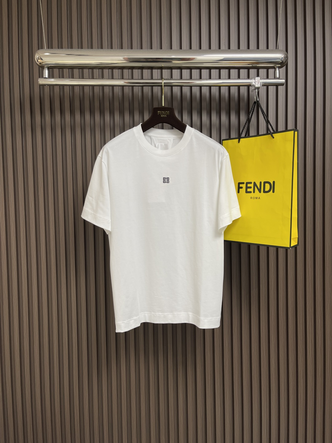 NO:437429,Givenchy 2025ss new letter embroidered round neck short-sleeved T-shirt simple and elegant. The iconic four-grid logo embellishes the chest in a low-key way, highlighting the brand style. High-quality fabrics, comfortable and stylish upper body, and loose fits to suit all kinds of figures. Whether it is daily casual or trendy, it can easily show off. Size S-XXL, given, T-shirt, tees, t-shirt, alexander wang19860909Givenchy 2025ss新款字母刺绣圆领短袖T恤简约大气.标志性的四宫格Logo低调点缀胸前,彰显品牌格调.优质面料,上身舒适有型,宽松版型适配各种身材,无论是日常休闲还是潮流搭配,都能轻松出彩.尺码S-XXL,,givenchy,T-shirt,tees，t-shirt,alexander wang,Men's clothing