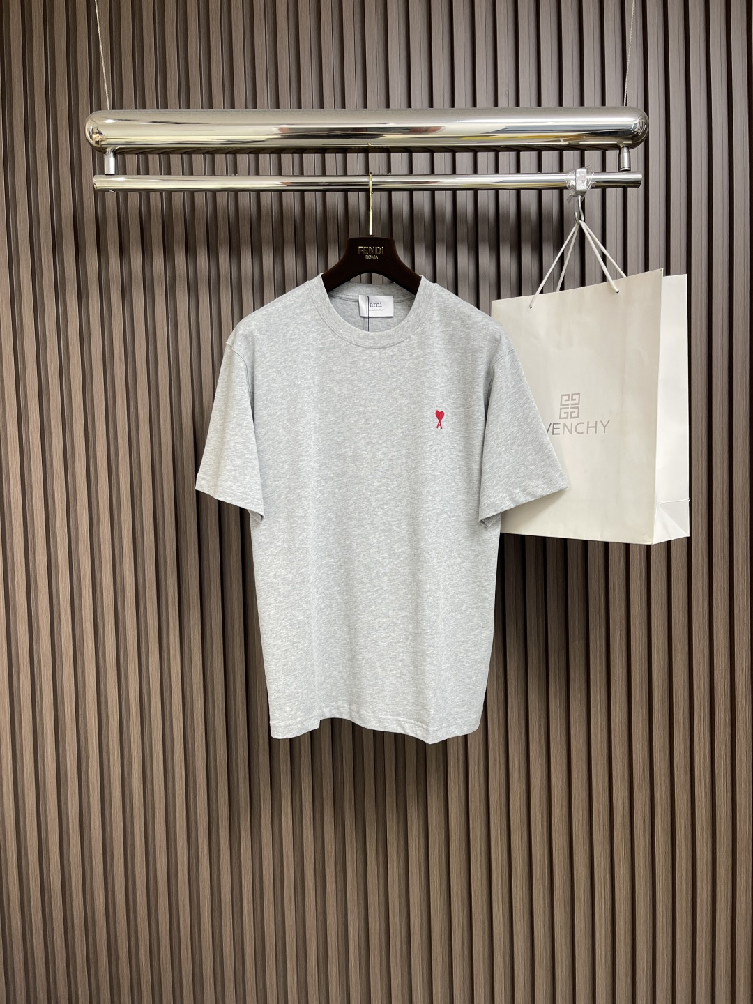 NO:478630,AMI Paris 2025 summer classic chest red heart embroidery logo T-shirt, this classic T-shirt is matched with minimalist lines with the iconic Ami de Coeur heart embroidery, exuding a low-key and warm French mood. The iconic red heart 'A' logo is located on the left chest, with exquisite embroidery embroidery. Size S-XXL, tees, t-shirt, alexander wang19860909AMI Paris 2025夏季经典胸口红色爱心刺绣logo T恤,这款经典T恤以极简线条搭配标志性 Ami de Coeur红心刺绣,散发低调而温暖的法式情绪,标志性红心'A'徽标位于左胸,精致刺绣点缀.尺码S-XXL,,tees，t-shirt,alexander wang,Men's clothing