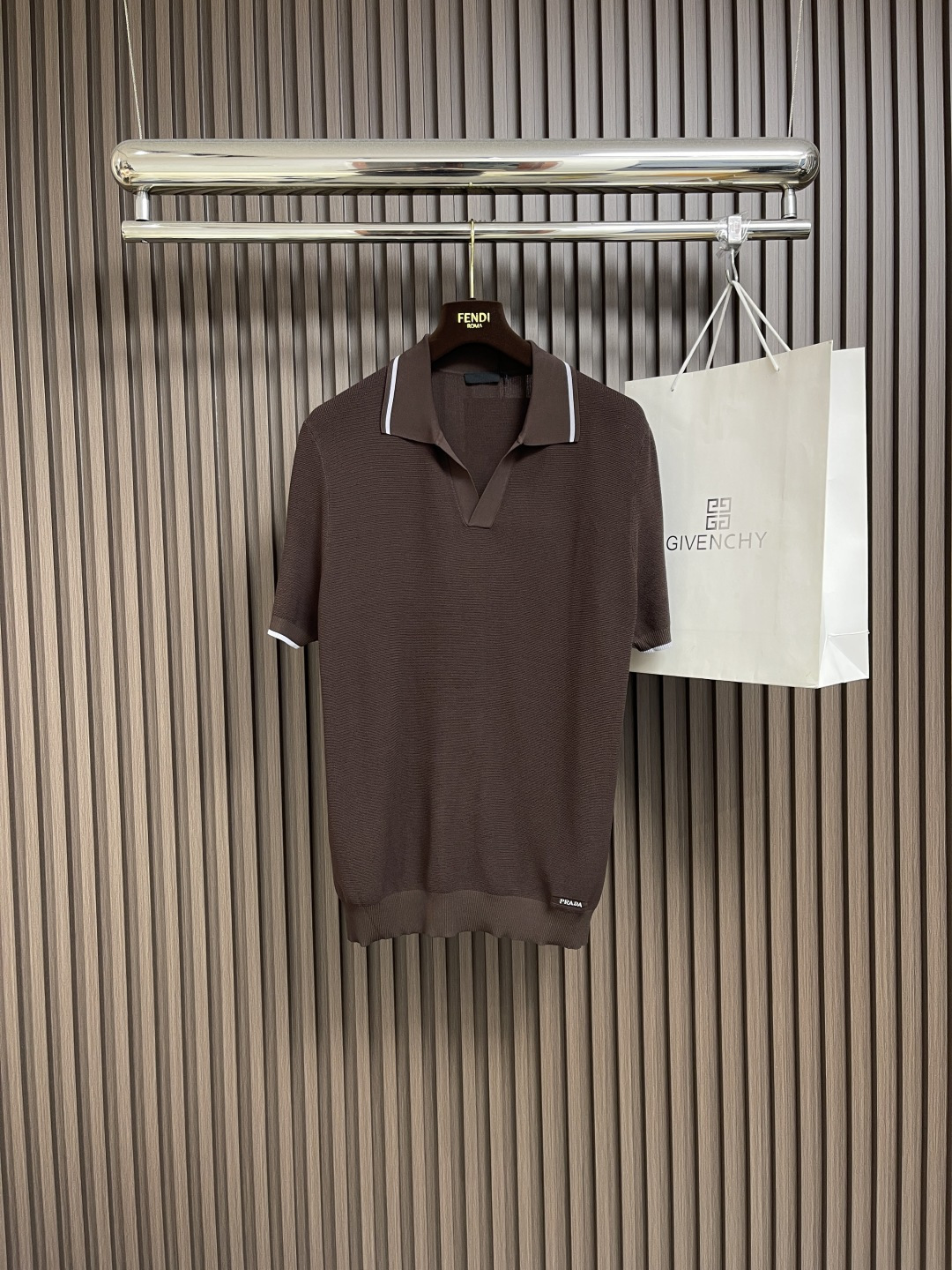 NO:478636,Prada's new knitted ice silk cotton lapel POLO, this retro open collar design combines Italian elegance and urban elite. Selected high-stack ice silk fabrics, refreshing touch, smooth draping, light and breathable, double-line details of cuffs and neckline, outlining high-end feel. The hem is embroidered with letter embroidery marks, quiet but not losing recognition. Size S-XXL, prada, alexander wang19860909Prada 新款针织冰丝棉翻领POLO,本款复古开领设计,融合意式优雅与都市精英感.甄选高支冰丝面料,触感清爽、垂坠顺滑,轻薄透气,袖口撞边与领口双线细节,勾勒高级感小心机.下摆点缀字母绣标,安静却不失辨识度.尺码S-XXL,,prada,alexander wang,Men's clothing