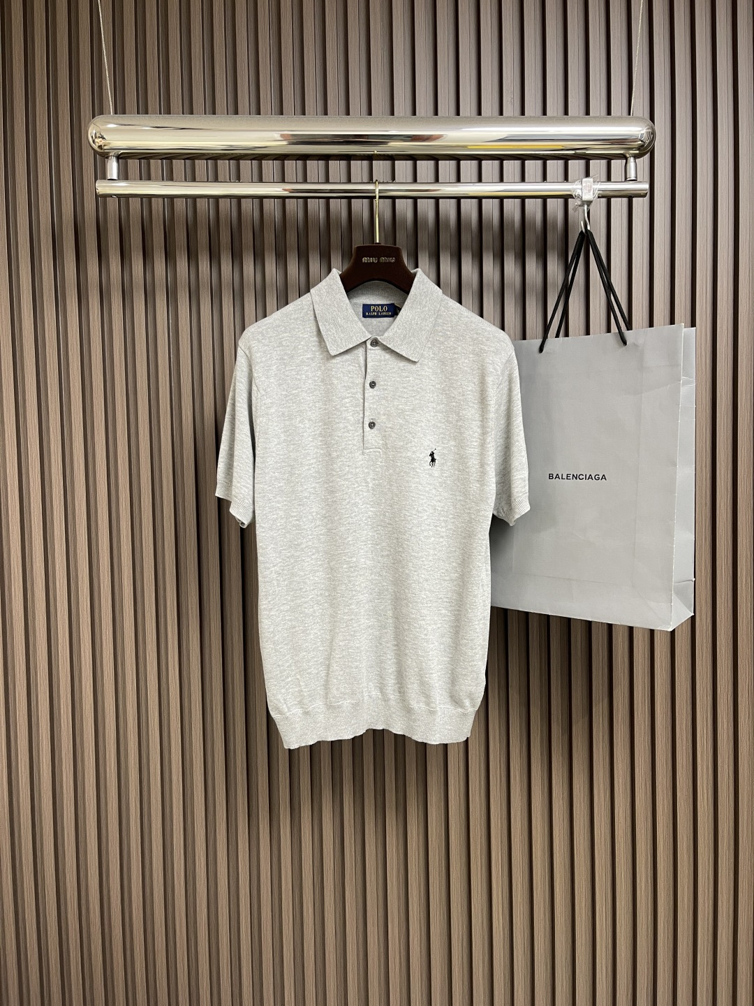 NO:478599,Palph Lauren men's knitted POLO, simple without losing style. As a classic brand item, it inherits Laf's consistent elegance and quality. The classic collar is matched with exquisite buttons to modify the neck lines and add formality and exquisiteness. Size S-XXL, loro piana, alexander wang19860909Palph Lauren拉夫男士针织POLO,简约而不失格调.作为品牌经典单品,它传承了拉夫一贯的优雅与品质,经典领型搭配精致纽扣,修饰颈部线条,增添正式感与精致度 .尺码S-XXL,,loro piana,alexander wang,Men's clothing