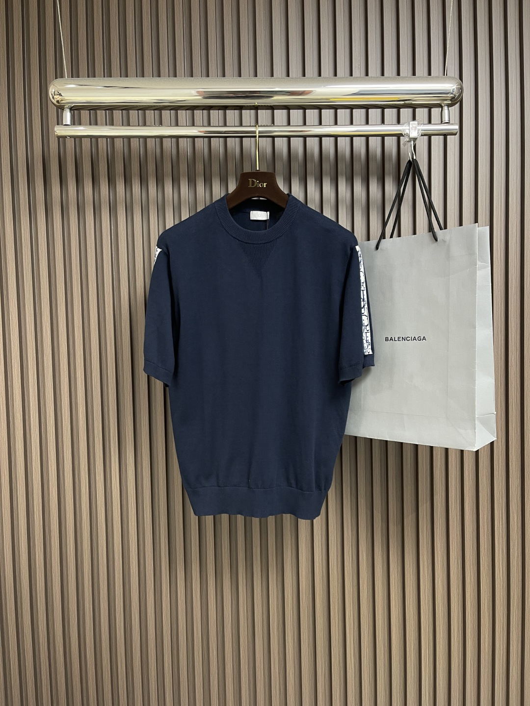 NO:478607,Dior 2025ss new letter webbing jacquard knitted round neck short-sleeved T-shirt, the same style as men and women, this white knitted half-sleeved half-sleeved is made of high-quality wool-blend fabric, with classic Oblique patterns on the sleeves, which reveals a sense of luxury in simplicity. Whether paired with casual or formal outfit, it is the perfect choice to show off your taste. Size S-XXL,,dior,T-shirt,tees,t-shirt,alexander wang19860909Dior 2025ss新款字母织带提花针织圆领短袖T恤,男女同款,这款白色针织半袖采用优质羊毛混纺面料,袖部饰有经典Oblique图案,简约中透露奢华感.无论搭配休闲或正式穿搭,都是彰显品味的完美选择.尺码S-XXL,,dior,T-shirt,tees，t-shirt,alexander wang,Men's clothing