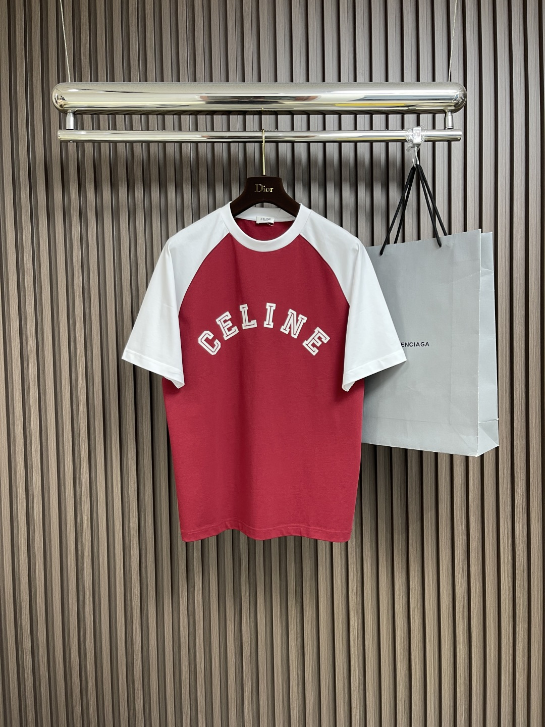 NO:440966,Celine 2025ss new Arc de Triomphe color-blocking letters round neck short-sleeved T-shirt, a classic combination of red and white, energetic and elegant. The big brand letter logo on the chest is a direct display of fashion attitude. The simple style is suitable for diverse styles. Whether it is a match made of walking on the street or attending casual parties, it can be easily and brilliant, allowing you to show the casualness and elegance of French fashion in daily life. Size S-XL, celine, T-shirt, tees, t-shirt, alexander wang19860909Celine 2025ss新款凯旋门拼色字母圆领短袖T恤,红与白的经典搭配,活力又不失优雅.胸前大大的品牌字母标识,是时尚态度的直接彰显.简约版型适配多样风格,无论是搭配漫步街头,还是配搭出席休闲聚会,都能轻松出彩,让你于日常中尽显法式时尚的随性与精致.尺码S-XL,,celine,T-shirt,tees，t-shirt,alexander wang,Men's clothing