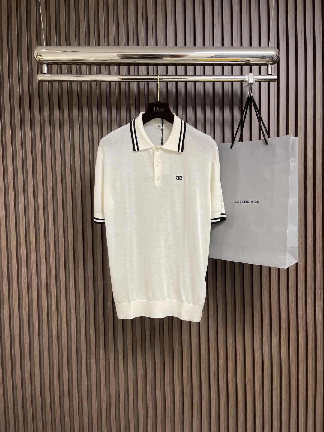 NO:478614,celine 2025ss new Arc de Triomphe knitted lapel POLO, simple but not lacking in style. This knitted white shirt, classic style, encounters exquisite details. Black and white contrasting stripes outline the neckline and cuffs, showing elegance in agility. The iconic logo on the chest is low-key, telling French romance and luxury. Selecting excellent fabrics, soft and skin-friendly. Whether paired with casual denim or casual trousers, you can easily create a high-end atmosphere and interpret your unique fashion attitude. Size S-XXL, celine, alexander wang19860909celine 2025ss新款凯旋门针织翻领POLO,简约而不失格调, 这款针织白色衫,经典版型邂逅精致细节.黑白撞色条纹勾勒领口与袖口,灵动间尽显优雅.胸前标志性徽标低调闪耀,诉说着法式浪漫与奢华.甄选上乘面料,触感柔软亲肤,无论是搭配休闲牛仔,还是休闲西裤、都能轻松打造出高级氛围感穿搭,诠释独属于你的时尚态度.尺码S-XXL,,celine,alexander wang,Men's clothing