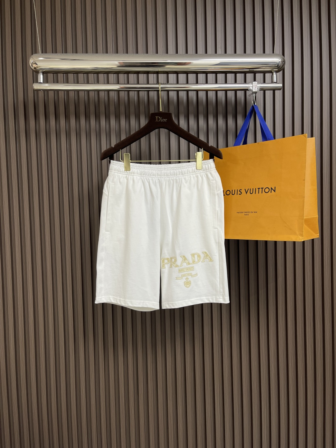 NO:440994,Prada printed logo casual shorts, refreshing and breathable. The iconic Prada logo is embellished on the trousers, and the three-dimensional cut is cleverly integrated on the sides to add layering and dynamic. Thick plate printing uses thick plate printing machine to convert the design pattern into a printable template. Size S-XXL, prada, shorts, alexander wang19860909Prada 印花标识休闲短裤,清爽透气.标志性Prada Logo点缀于裤身,侧边巧妙融入的立体剪裁,增添层次与动感.厚板印花,利用厚板印胶机,将设计图案转化为可印刷的模板.尺码S-XXL,,prada,shorts,alexander wang,Men's clothing