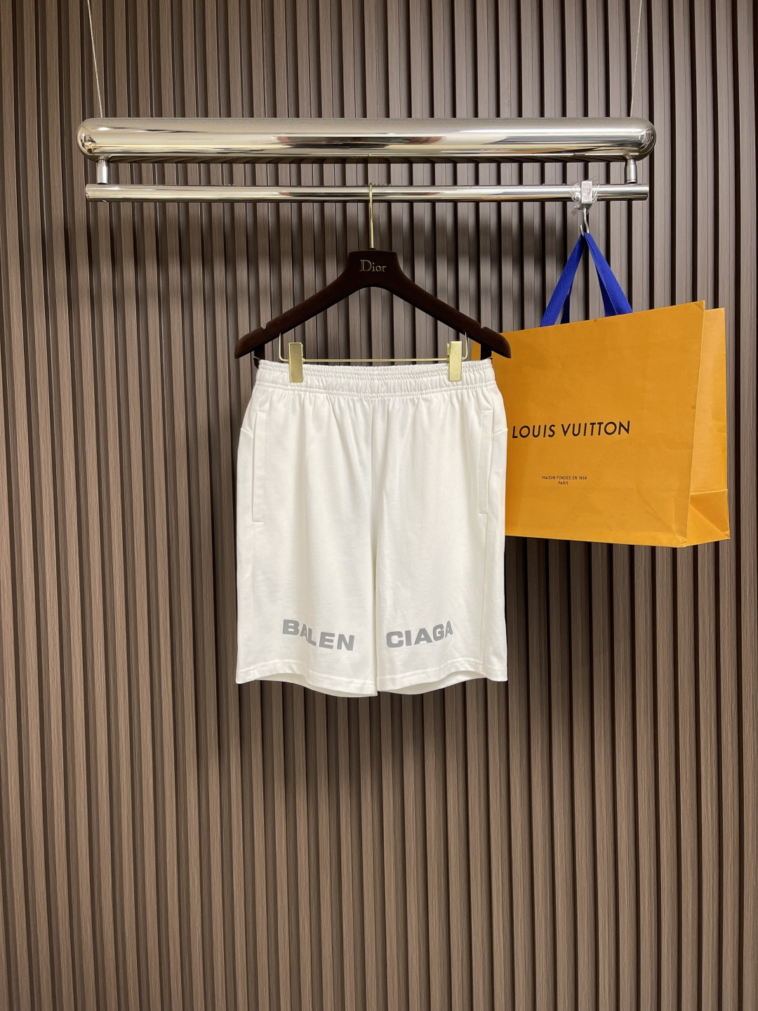 NO:478608,Balenciaga 2025ss classic five-point loose silhouette shorts, classic ceiling-level style, and a must-have for everyone!  !  The classic style is really about the details of the fabric!  !  Top-grade ordered dyed original beef tripe cotton dyed fabric!  !460g ultra-high gram weight ensures the skin-friendly performance of the fabric!  !  The environmentally friendly original version is consistent and meticulously printed, with perfect small details meticulous!  Size S-XXL, balenciaga, shorts, alexander wang19860909Balenciaga 2025ss经典款五分宽松廓形短裤,天花板级别的经典款,万年青短裤人手必入！！经典的款实打实就是玩面料细节！！顶级订染原版牛肚棉染色面料！!460g超高克重同时保证了面料的亲肤性能！！环保原版一致缜密小印花,完美小细节一丝不苟！尺码S-XXL,,balenciaga,shorts,alexander wang,Men's clothing