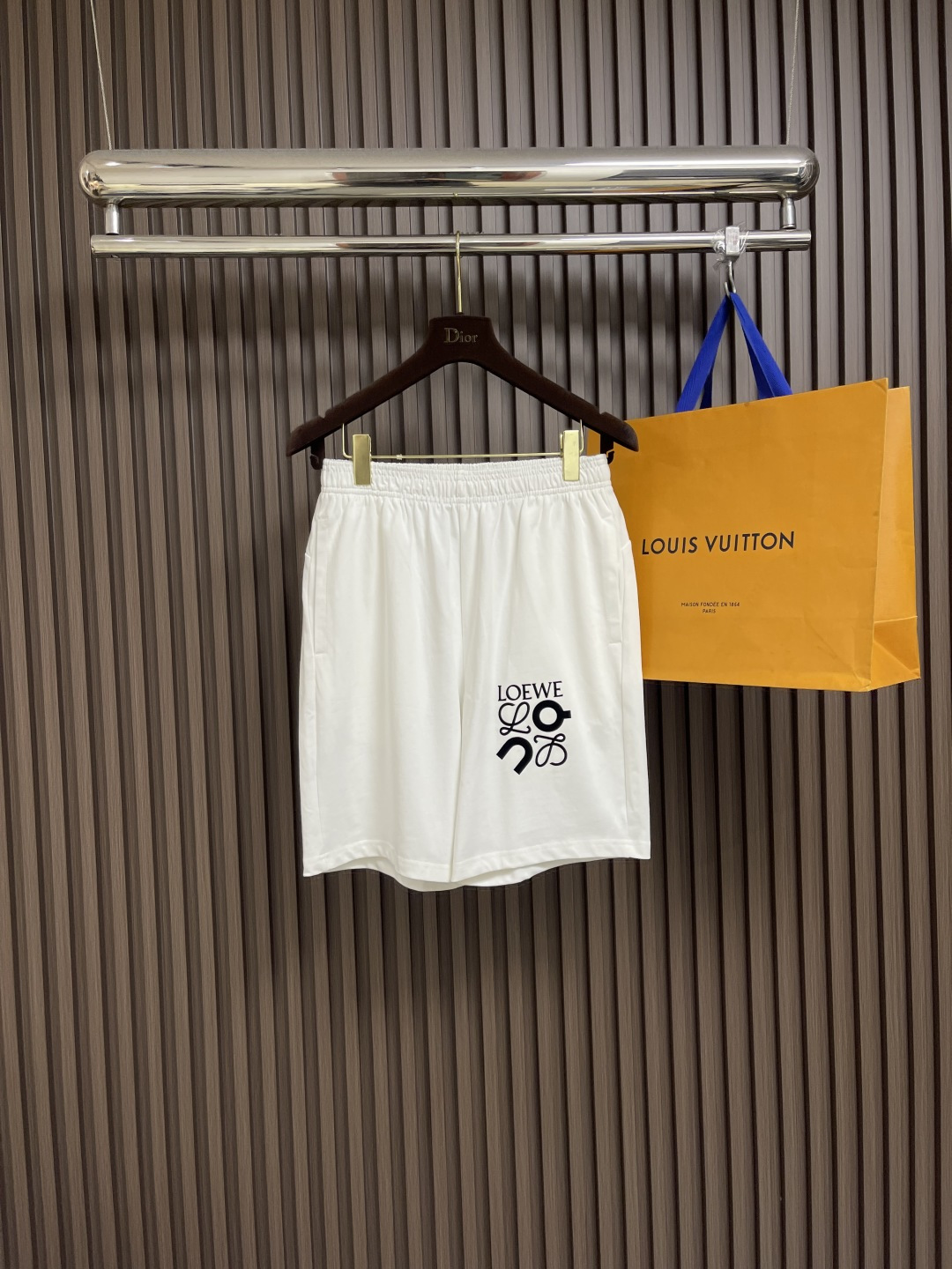 NO:478616,Loewe x on co-branded five-point shorts.  The same style as men and women, the combination is very high-end.  Exquisite brand graphic prints under the pocket.  Simple and advanced.  The waist is elastic.  Comfortable and pleasant.  The original hardware combination of suspended rope illuminates!  The fabric is made of custom original fabric.  Soft and soft. Size S-XXL, loewe, shorts, alexander wang19860909Loewe x on 联名款五分短裤．男女同款,搭配非常高级．口袋下方精致品牌图形印花．简单高级．腰头采用松紧设计．舒适宜人．吊绳原版五金搭配眼前一亮！面料采用定制原版布．手感软糯.尺码S-XXL,,loewe,shorts,alexander wang,Men's clothing