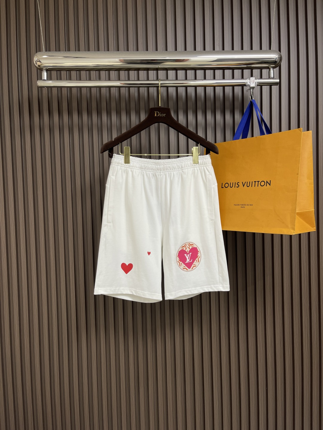 NO:478623,LV 2025s summer new love printed casual shorts!  High-end custom large wool coil pure cotton 380g fabric.  Breathable, elastic and comfortable, impeccable details, top-level auxiliary materials, original logo design concept for the front legs, delicate and soft feel!  Excellent upper body style. Size S-XXL, louis vuitton, shorts, alexander wang19860909LV 2025s夏季新款爱心印花休闲短裤！高级定制大毛线圈纯棉380g面料．透气弹力舒适度极高,细节无可挑剔,顶级辅料配备,腿前原版logo设计理念,手感细腻柔软！上身版型超赞.尺码S-XXL,,louis vuitton,shorts,alexander wang,Men's clothing