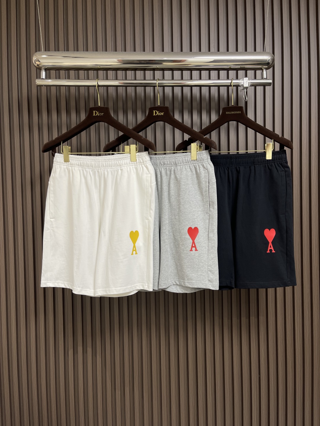 “Ami Alexandre Mattiussi 2025 SS Collection: High-Grade Loving and Leisure Shorts” - 图片 3