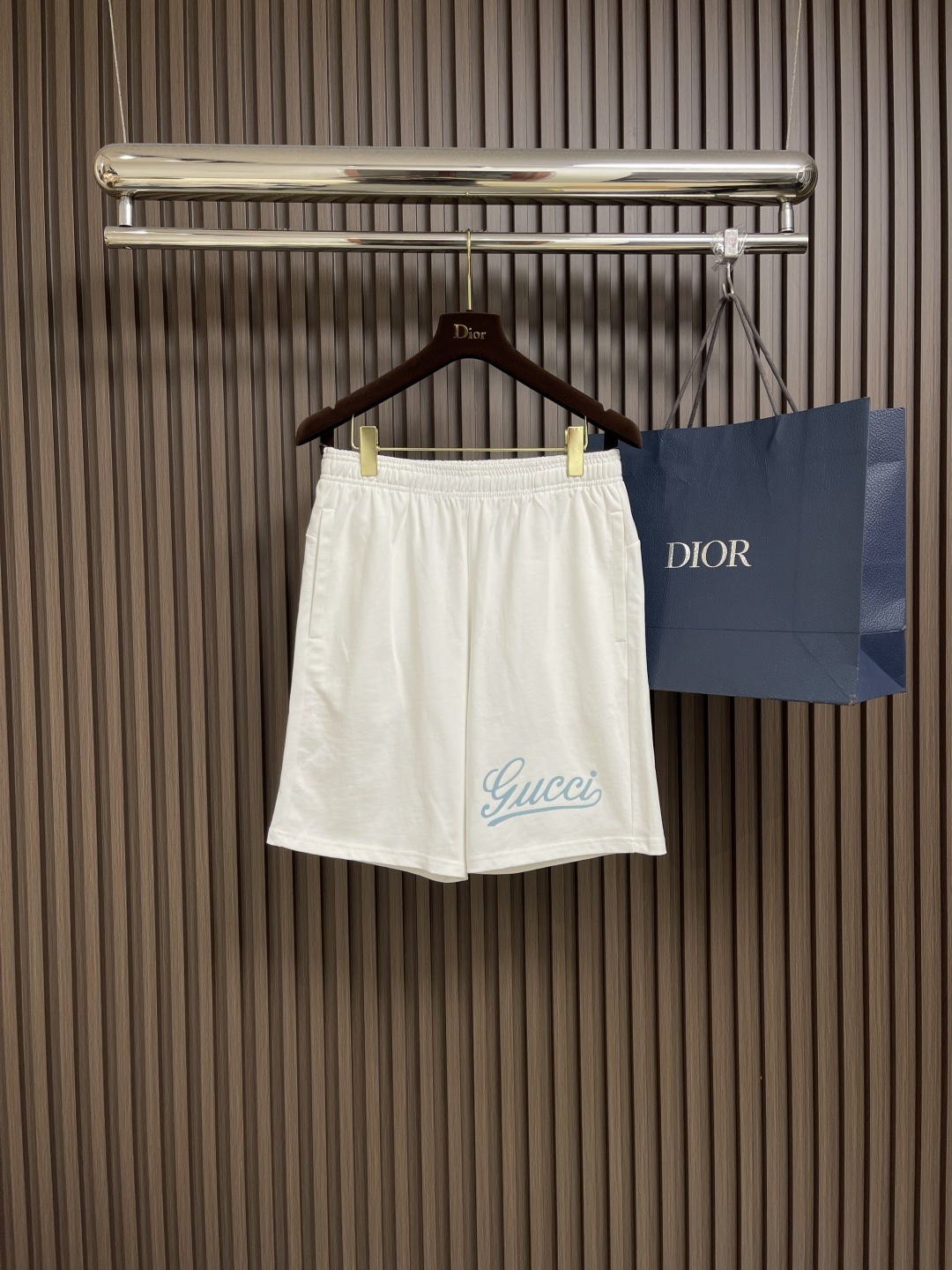 NO:441031,Gucci letter logo printed cotton sports shorts, a single-sided fish scale fabric woven with cotton as a base, the front is a smooth knitted surface, and the touching surface is formed by the floating thread knitting technology of the knitting machine to form a three-dimensional terry loop, which increases the fluffy feeling and is delicate at the same time. The terry loop structure absorbs a large amount of water and evaporates quickly, and it is not easy to deform loosely after multiple washings. Size S-XXL, gucci, shorts, alexander wang19860909Gucci 字母logo印花棉质运动短裤,采用棉为基底编织而成的单面鱼鳞布面料,正面为平滑的针织面,触肤面通过针织机的浮线编织技术形成立体的毛圈,增加蓬松感, 同时触感细腻.毛圈结构吸水量大且蒸发快,多次洗涤不易松散变形.尺码S-XXL,,gucci,shorts,alexander wang,Men's clothing