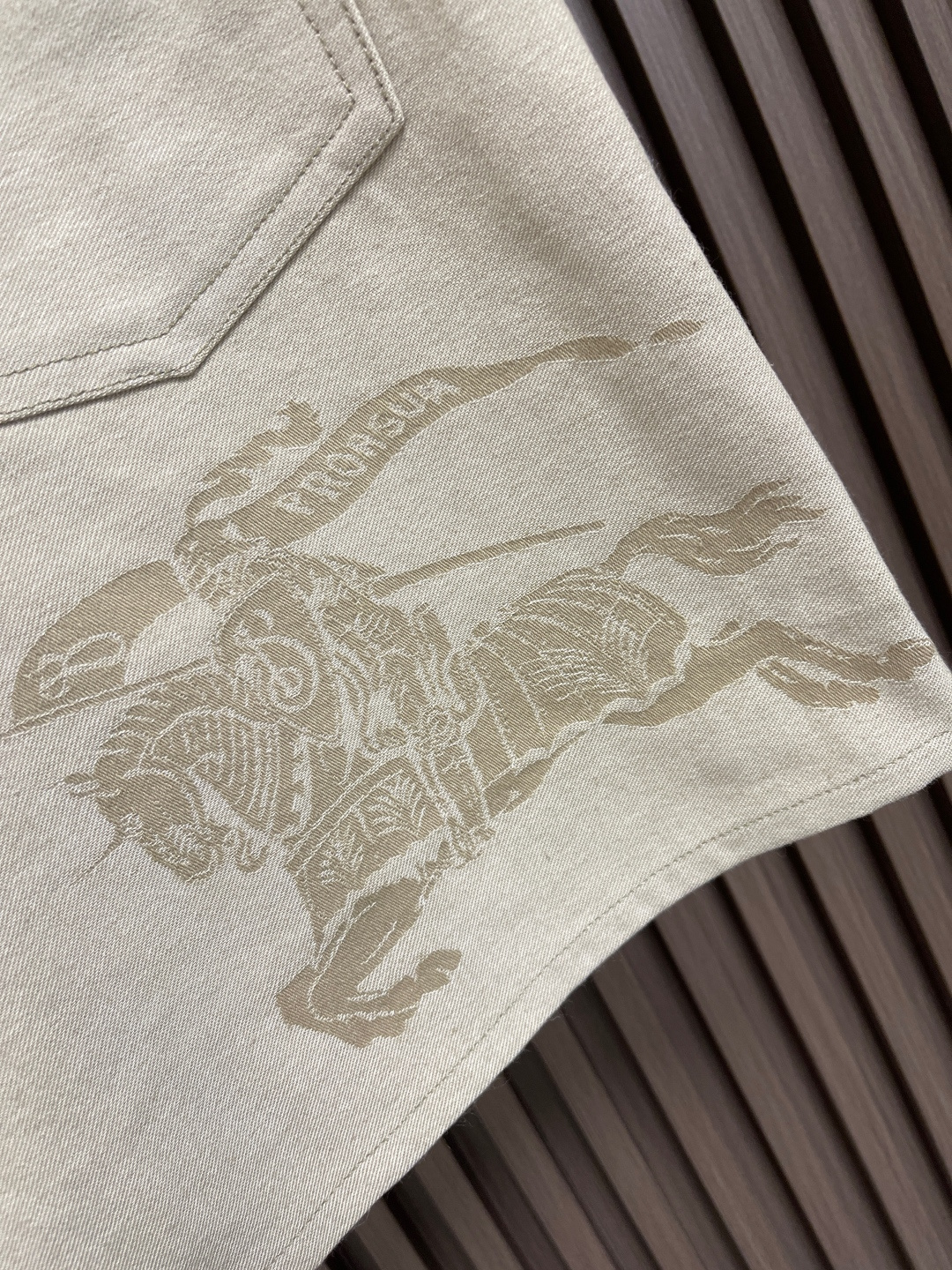🛒🛒Burberry 2025ss 新款斜纹棉战马徽标牛仔短裤 水洗工艺处理 打造不串色脱色的浅卡其色复