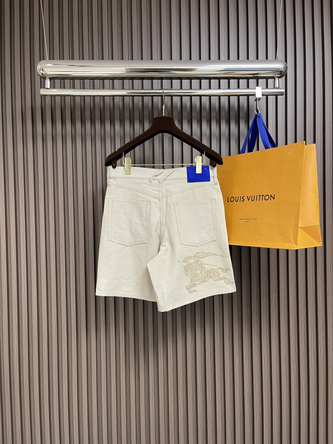 🛒🛒Burberry 2025ss 新款斜纹棉战马徽标牛仔短裤 水洗工艺处理 打造不串色脱色的浅卡其色复