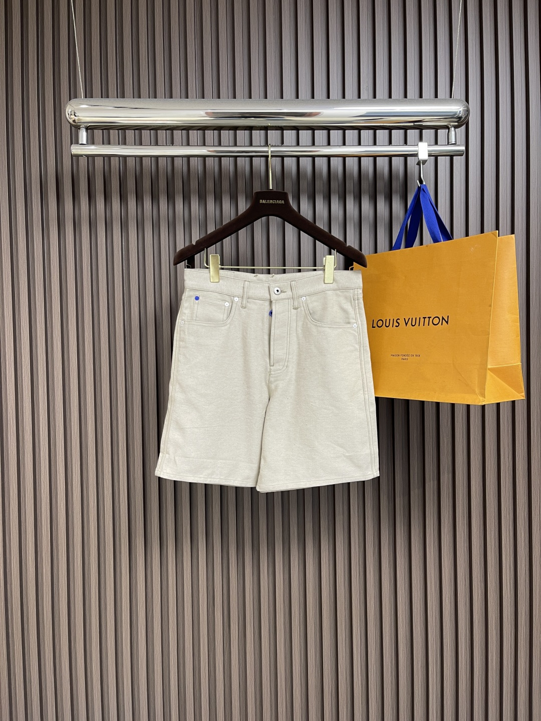 NO:473197,Burberry 2025ss New Twill Cotton War Horse Logo denim shorts Washing process to create a light khaki retro feel without scattering. The flip pocket on the chest and the printed war horse logo show low-key luxury. The blue sign on the back waist lit up. The layered and fashionable feeling. Matched with the button straight skirt of the same series. The printed blue label echoes. Highlights the casual temperament. Easy to wear and express fashionable and good proportions. The set is more coordinated and advanced. Fashionable and fashionable. Customized surface accessories. Size S-XL, burberry, skirts, shorts, alexander wang19860909Burberry 2025ss 新款斜纹棉战马徽标牛仔短裤 水洗工艺处理 打造不串色脱色的浅卡其色复古感 胸前翻盖口袋搭配印花战马徽标彰显低调奢华感 后腰蓝色标牌点亮 层次感时尚感 搭配同系列纽扣直筒半裙 印花蓝标呼应 突出休闲气质 轻松穿出时髦好比例 成套穿搭更为协调高级 时髦洋气 定制面辅料.尺码S-XL,,burberry,skirts,shorts,alexander wang,Men's clothing