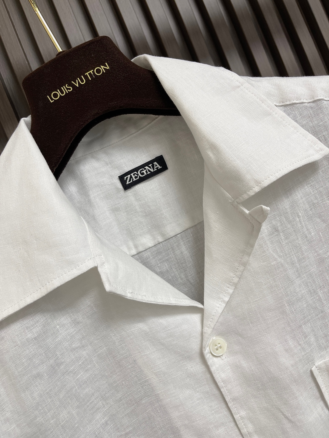 🛒🛒zegna 2025SS当季新款亚麻衬衫，这款亚麻短袖衬衫选用精细面料制成，质感自然清爽透气，是随性