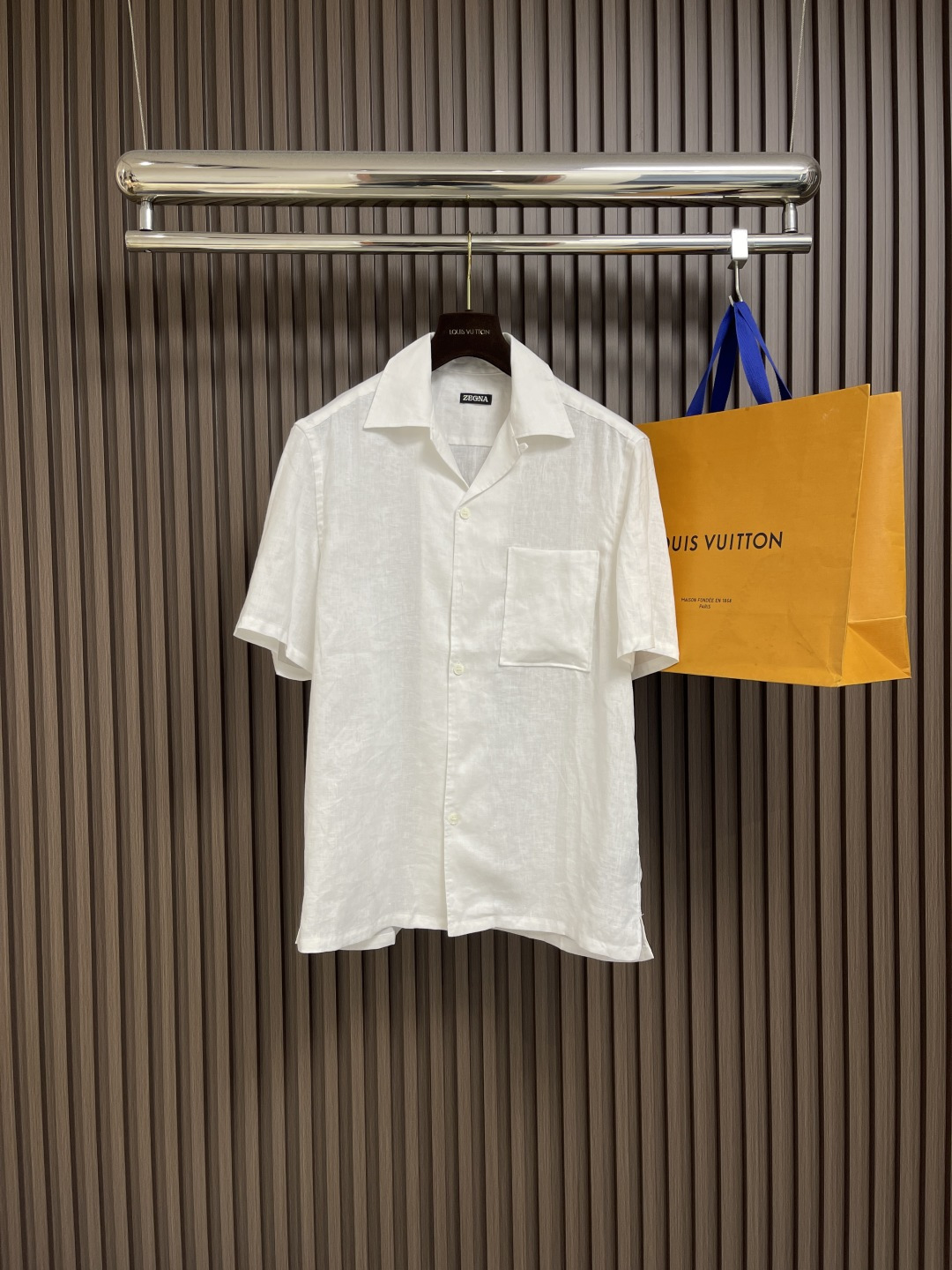 NO:473202,zegna 2025SS new linen shirt for the season, this linen short-sleeved shirt is made of fine fabric, with natural texture and refreshing breathable, making it an ideal choice for casual and exquisite outfits. It is decorated with exquisite details and is a classic item for exquisite casual clothes. Size S-XL, Shirts, T-shirt, alexander wang19860909zegna 2025SS当季新款亚麻衬衫,这款亚麻短袖衬衫选用精细面料制成,质感自然清爽透气,是随性精致穿搭的理想之选.饰有考究细节,是精致休闲衣的经典单品.尺码S-XL,,shirts,T-shirt,alexander wang,Men's clothing