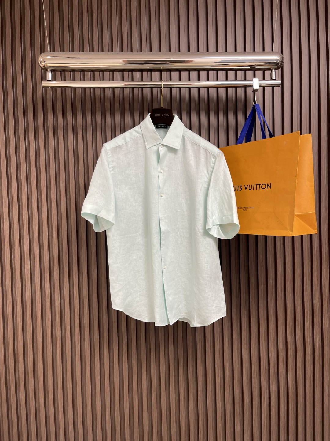 NO:473207,zegna 2025SS new linen shirt for the season, this linen short-sleeved shirt is made of fine fabric, with natural texture and refreshing breathable, making it an ideal choice for casual and exquisite outfits. It is decorated with exquisite details and is a classic item for exquisite casual clothes. Size S-XL, Shirts, T-shirt, alexander wang19860909zegna 2025SS当季新款亚麻衬衫,这款亚麻短袖衬衫选用精细面料制成,质感自然清爽透气,是随性精致穿搭的理想之选.饰有考究细节,是精致休闲衣的经典单品.尺码S-XL,,shirts,T-shirt,alexander wang,Men's clothing