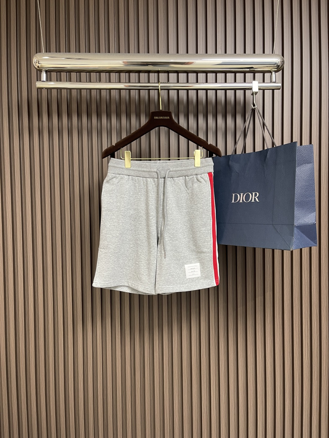 NO:475802,Thom Browne TB casual shorts, customized original grade cotton fabric, wash-up styling, left precision stamp decoration details, side brand logo three-color strip decoration, all details are in place, quality sense is instantly displayed Size S-XL, shorts, alexander wang19860909Thom Browne TB 休闲短裤,定制原版级纯棉面料,洗水定型,左侧精密仔章装饰细节 侧边品牌标志三色彩条装饰,所有细节到位品质感立现 尺码S-XL,,shorts,alexander wang,Men's clothing