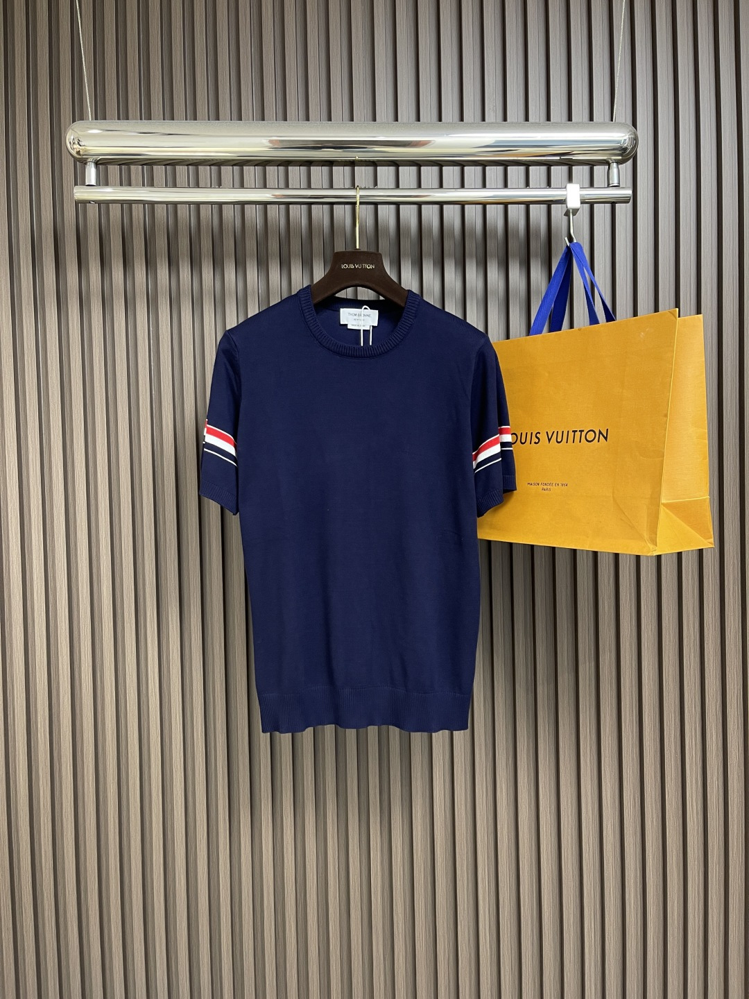 NO:470604,THOM BROWNE TB 2025SS summer new double-sleeved colored knitted short-sleeved T-shirt, comfortable and delicate, thin and breathable, matched with red, white and blue webbing. The fabric is made of customized pure cotton fabric, and the production is sewn with imported sewing equipment. The needle spacing is fine and the thread is neat. Size S-XL,,T-shirt,tees,t-shirt,alexander wang19860909THOM BROWNE TB 2025SS夏季新款双袖彩条针织短袖T恤,手感舒适细腻,亲薄透气,搭配红白蓝织带 面料采用定制纯棉面料,生产采用进口缝纫设备缝制 针距细密 走线整齐 尺码S-XL,,T-shirt,tees，t-shirt,alexander wang,Men's clothing