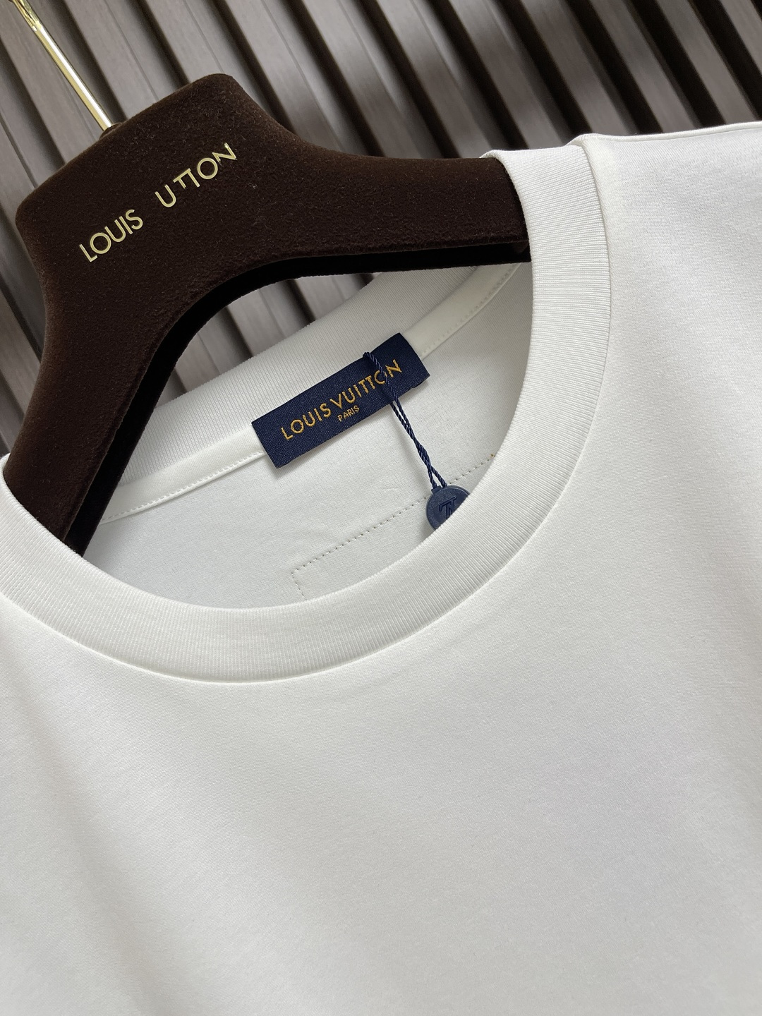🛒🛒LV 2025ss 印花logo压胶字母短袖新款T恤短袖，采用260G纯棉面料，上身舒适透气，16针