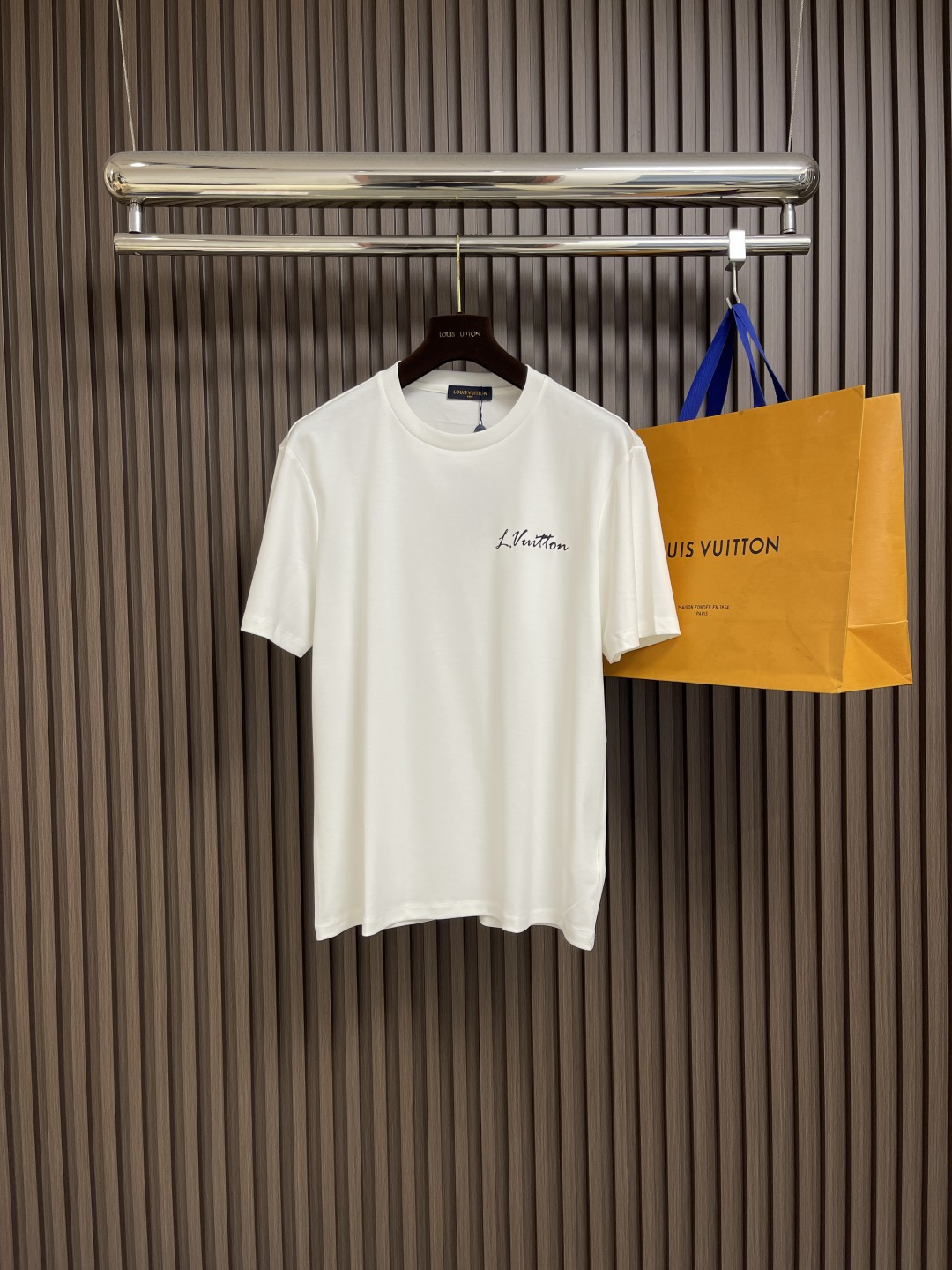 NO:473213,LV 2025ss printed logo pressed letter short-sleeved new T-shirt short-sleeved, using 260G pure cotton fabric, comfortable and breathable on the upper body, 16-needle high-density stitching reinforces the neckline and sleeve cage, can withstand repeated wear, refuse deformation and collapse, chest printing and three-dimensional glue combined process full of detail. Size M-3XL,,louis vuitton, T-shirt,tees, t-shirt,alexander wang19860909LV 2025ss 印花logo压胶字母短袖新款T恤短袖,采用260G纯棉面料,上身舒适透气,16针高密度缝线加固领口与袖笼,经得起反复穿着,拒绝变形垮塌,胸口印花加上立体胶结合型工艺细节感拉满.尺码M-3XL,,louis vuitton,T-shirt,tees，t-shirt,alexander wang,Men's clothing