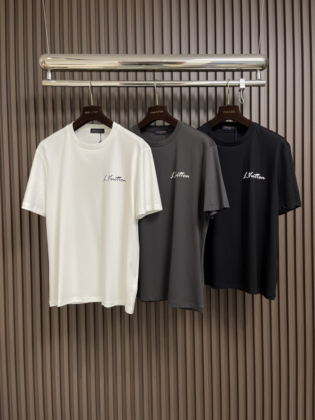 🛒🛒LV 2025ss 印花logo压胶字母短袖新款T恤短袖，采用260G纯棉面料，上身舒适透气，16针