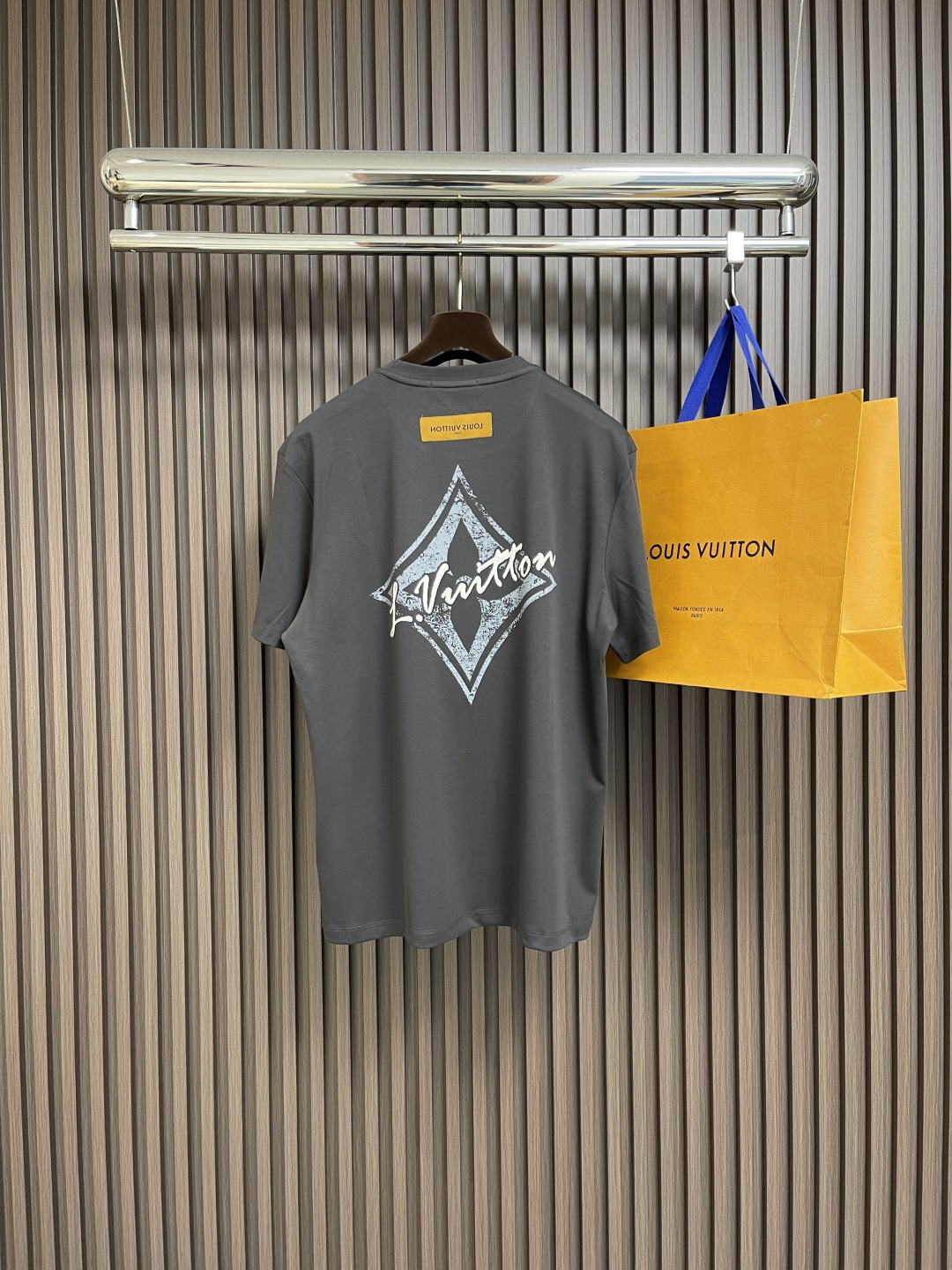 🛒🛒LV 2025ss 印花logo压胶字母短袖新款T恤短袖，采用260G纯棉面料，上身舒适透气，16针