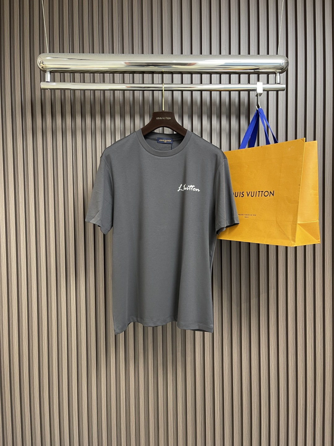 🛒🛒LV 2025ss 印花logo压胶字母短袖新款T恤短袖，采用260G纯棉面料，上身舒适透气，16针