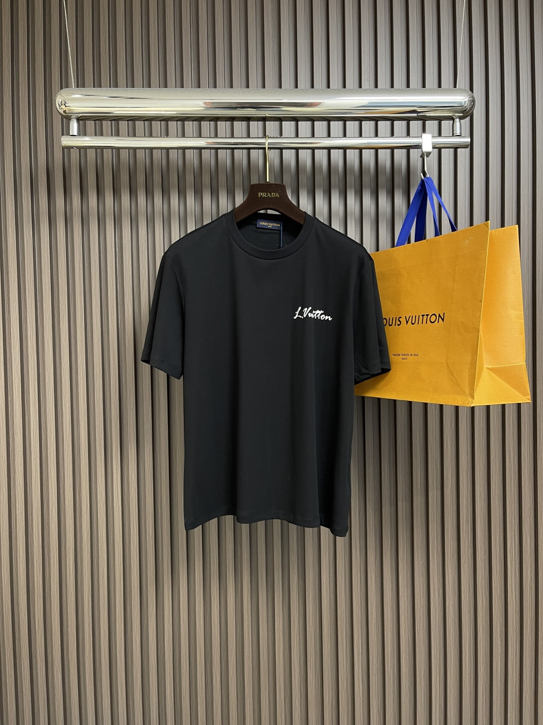 🛒🛒LV 2025ss 印花logo压胶字母短袖新款T恤短袖，采用260G纯棉面料，上身舒适透气，16针
